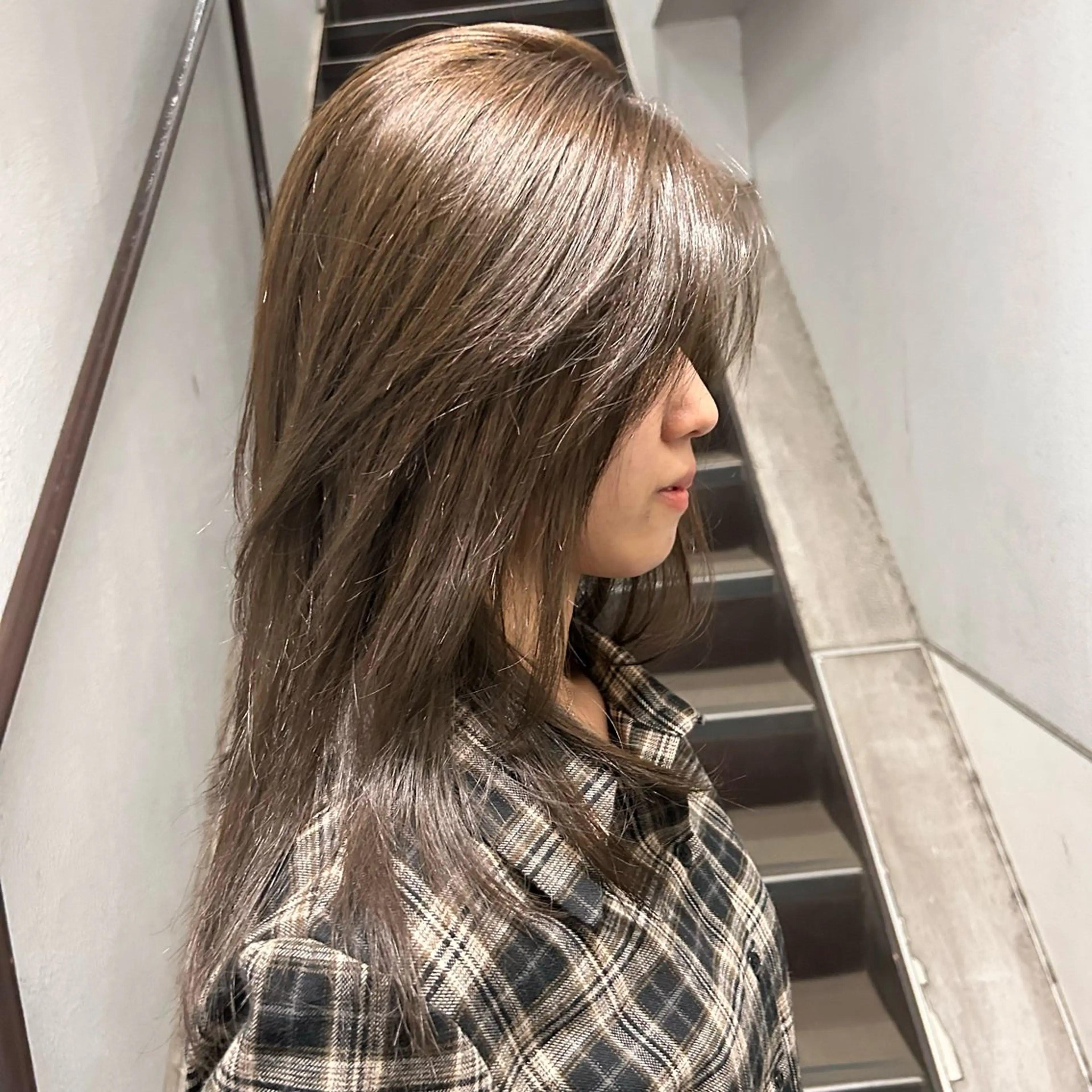 ロング カラー グレージュ オリーブグレージュ オリーブグレー 透明感カラー/ レイヤーカットのヘアスタイル