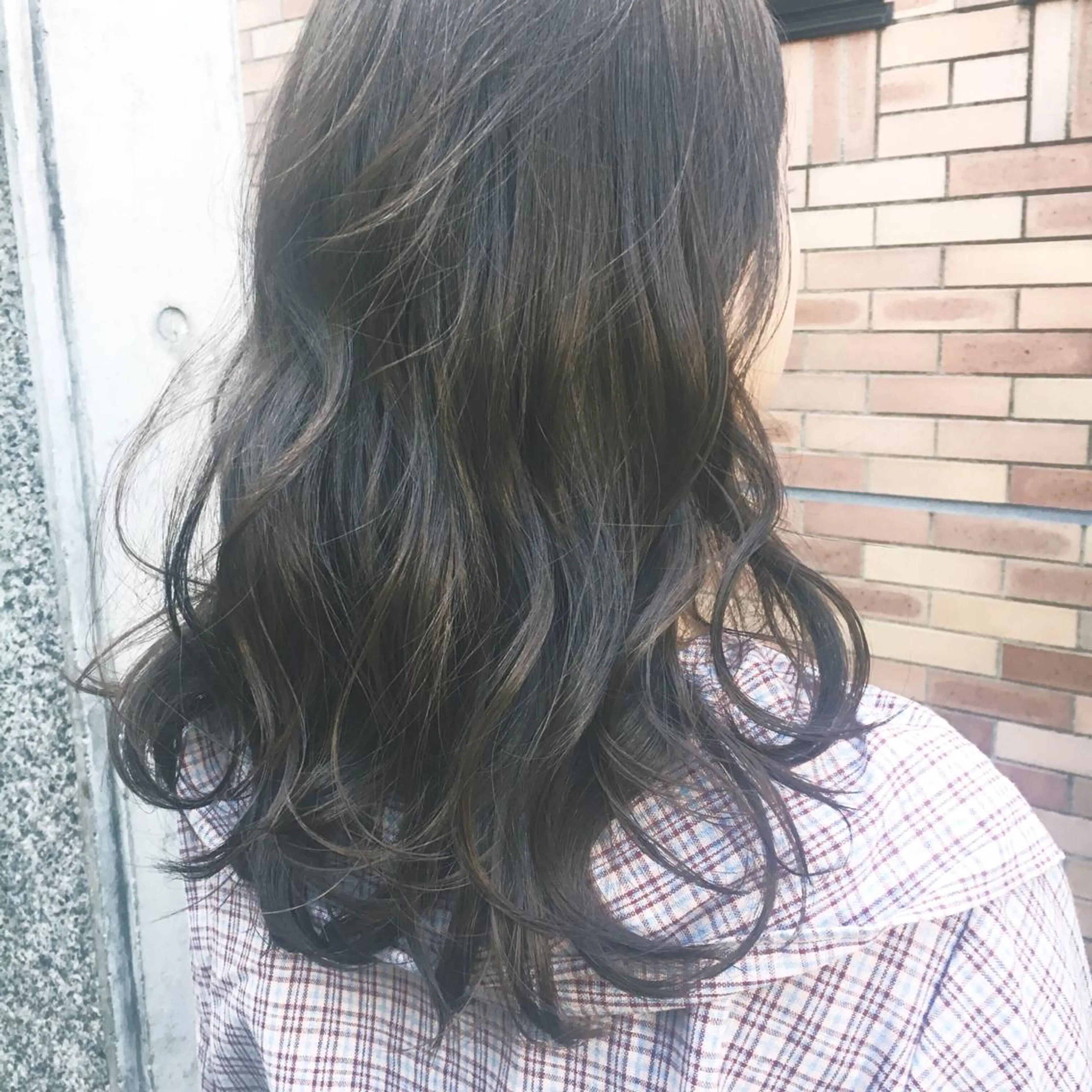 セミロング カラー ヘアアレンジ アッシュ アッシュグレー アッシュグレージュ グレージュ ハイライトカラー 前濱 ノゾミのヘアスタイル