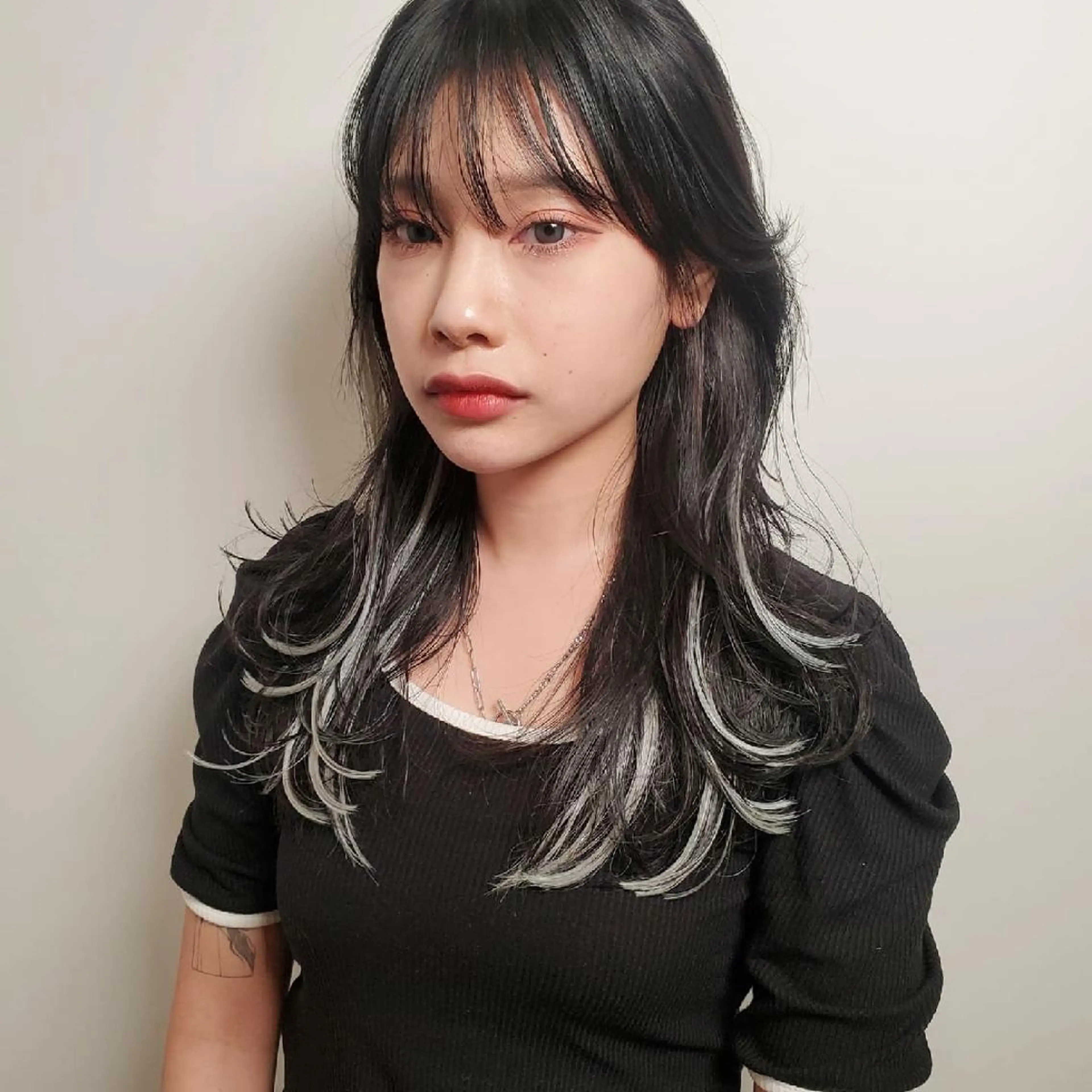 セミロング ハッシュカット 韓国レイヤー　 suzuのヘアスタイル