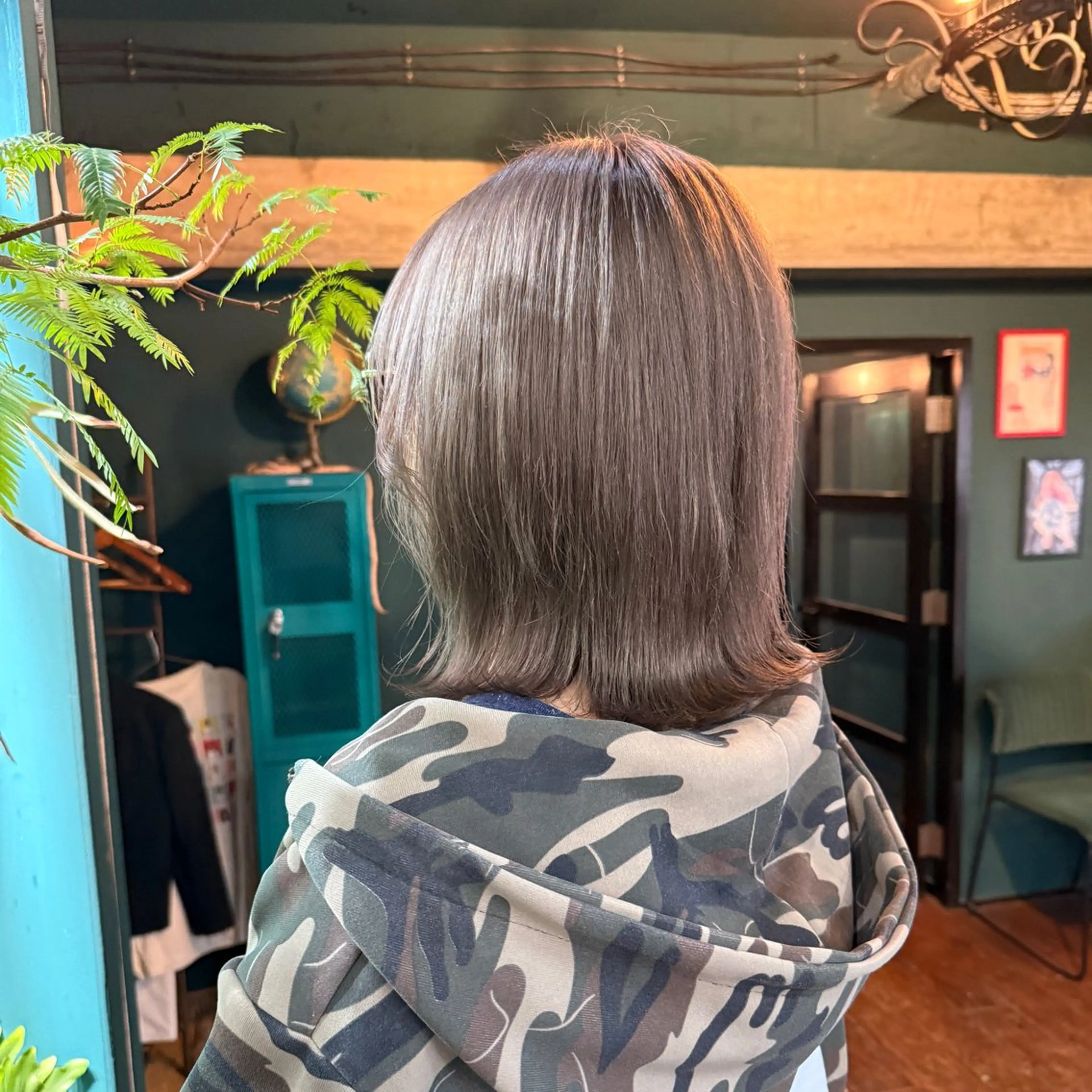 ミディアム カラー ブリーチ シルバー 仲村 真里奈のヘアスタイル