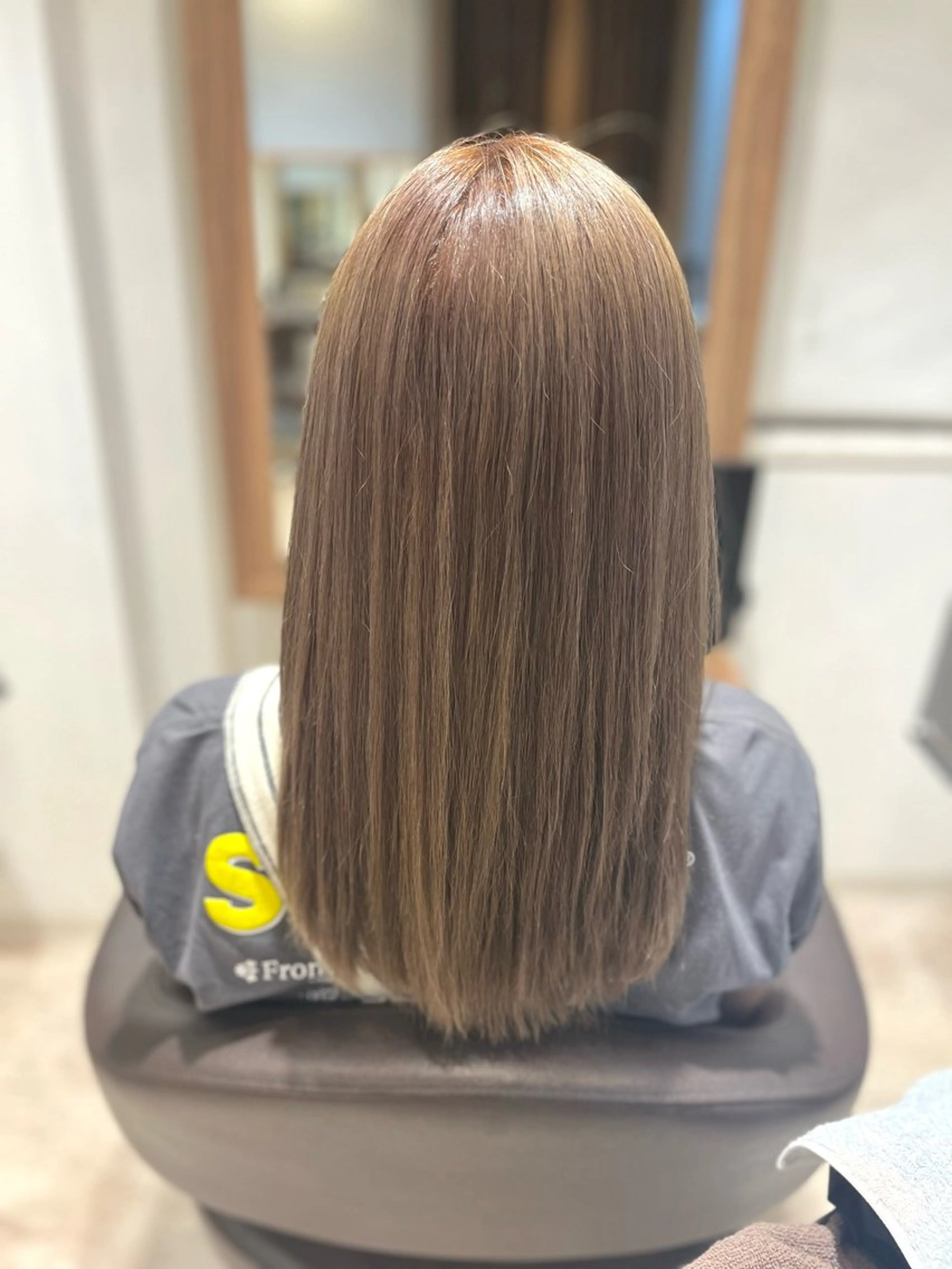 ミディアム カラー ベージュカラー ミルクティーベージュ 尾崎 百花のヘアスタイル