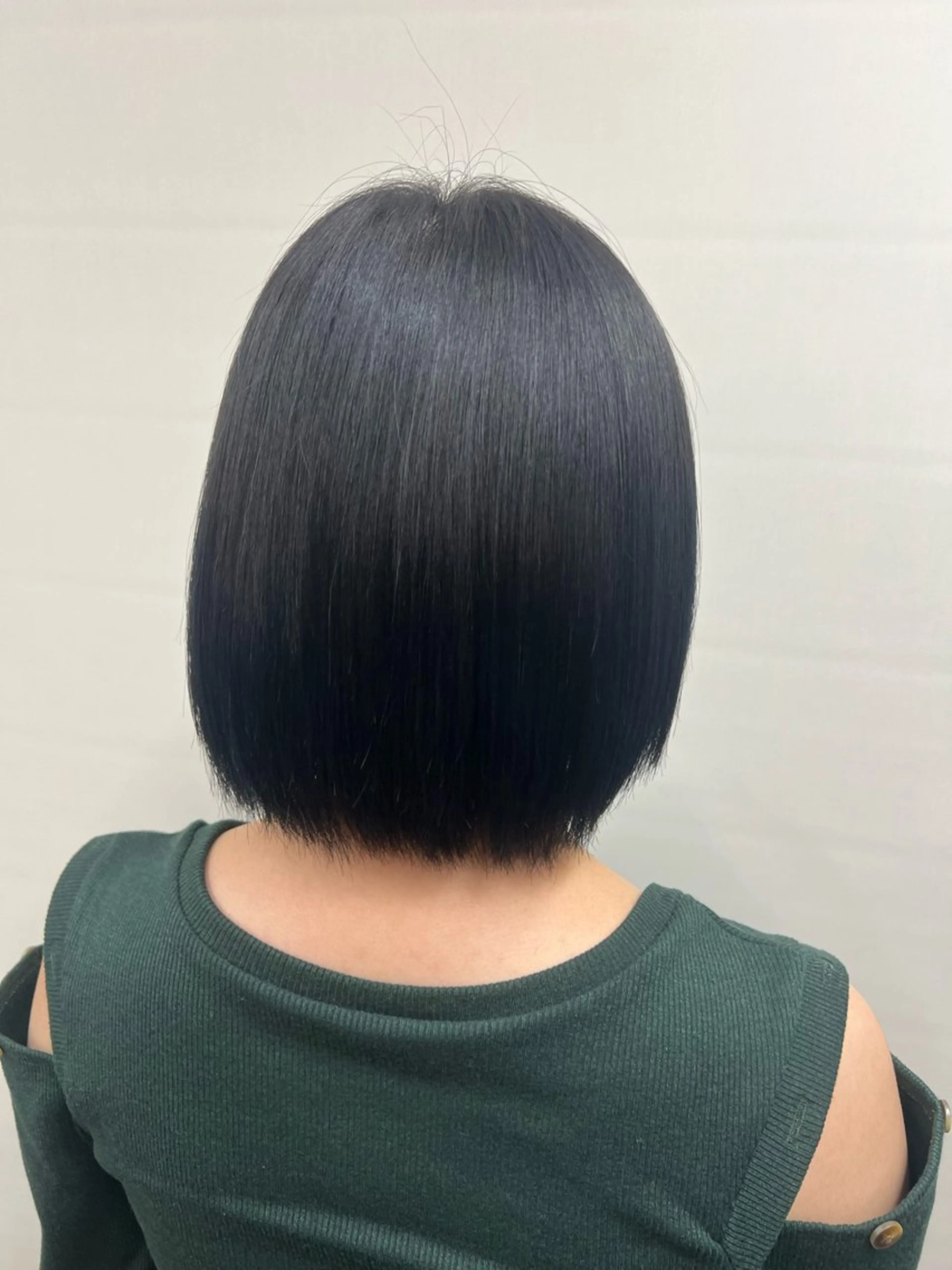 ショート カラー 黒髪 ブルーカラー ブルーブラック ヘアカラー 本間 絵理奈‎のヘアスタイル