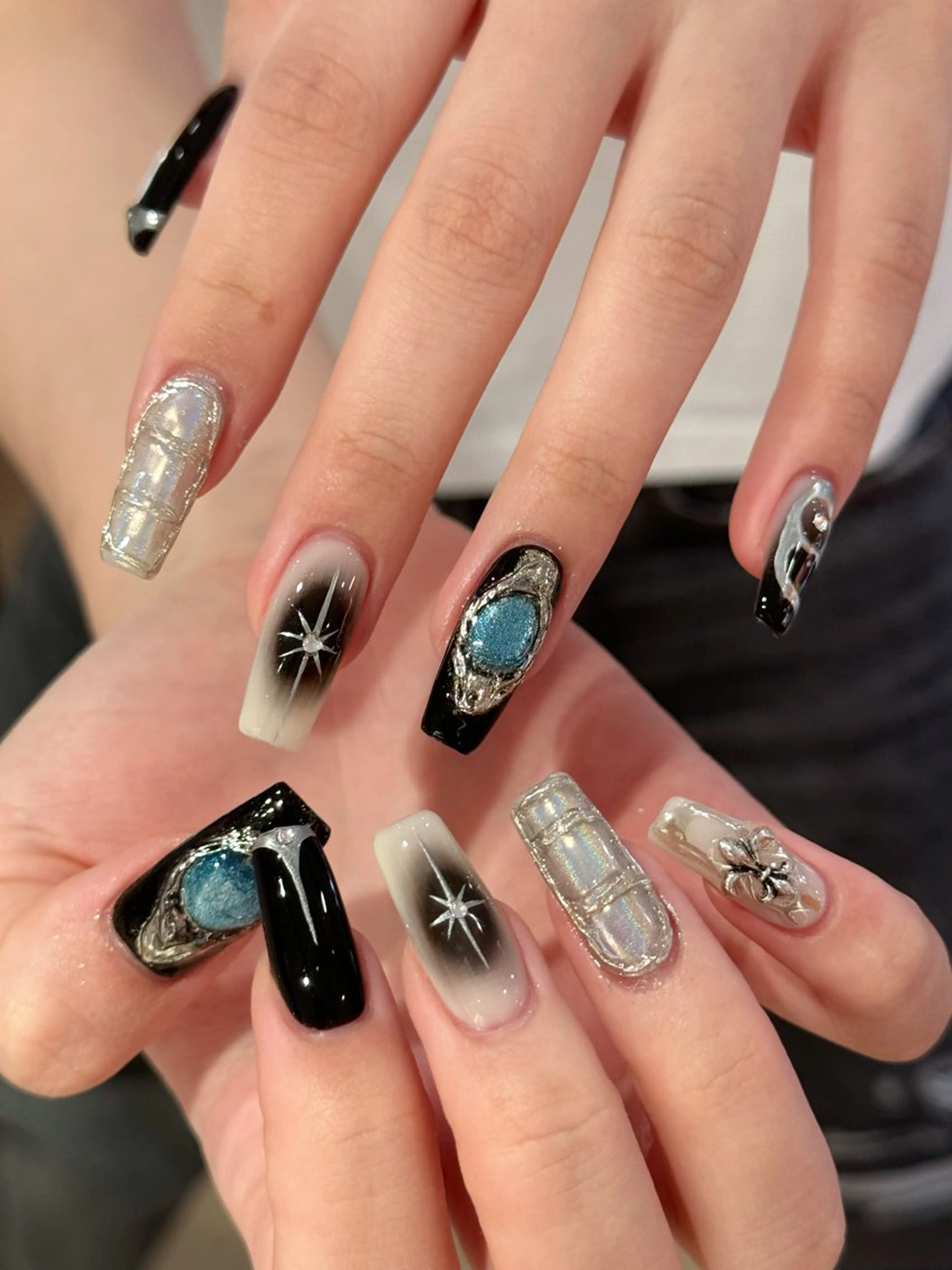 ネイル フレンチネイル グラデーション キラキラネイル 韓国ネイル マグネットネイル ハンドネイル 🎀🎀YooLi Nail Salonのネイルデザイン