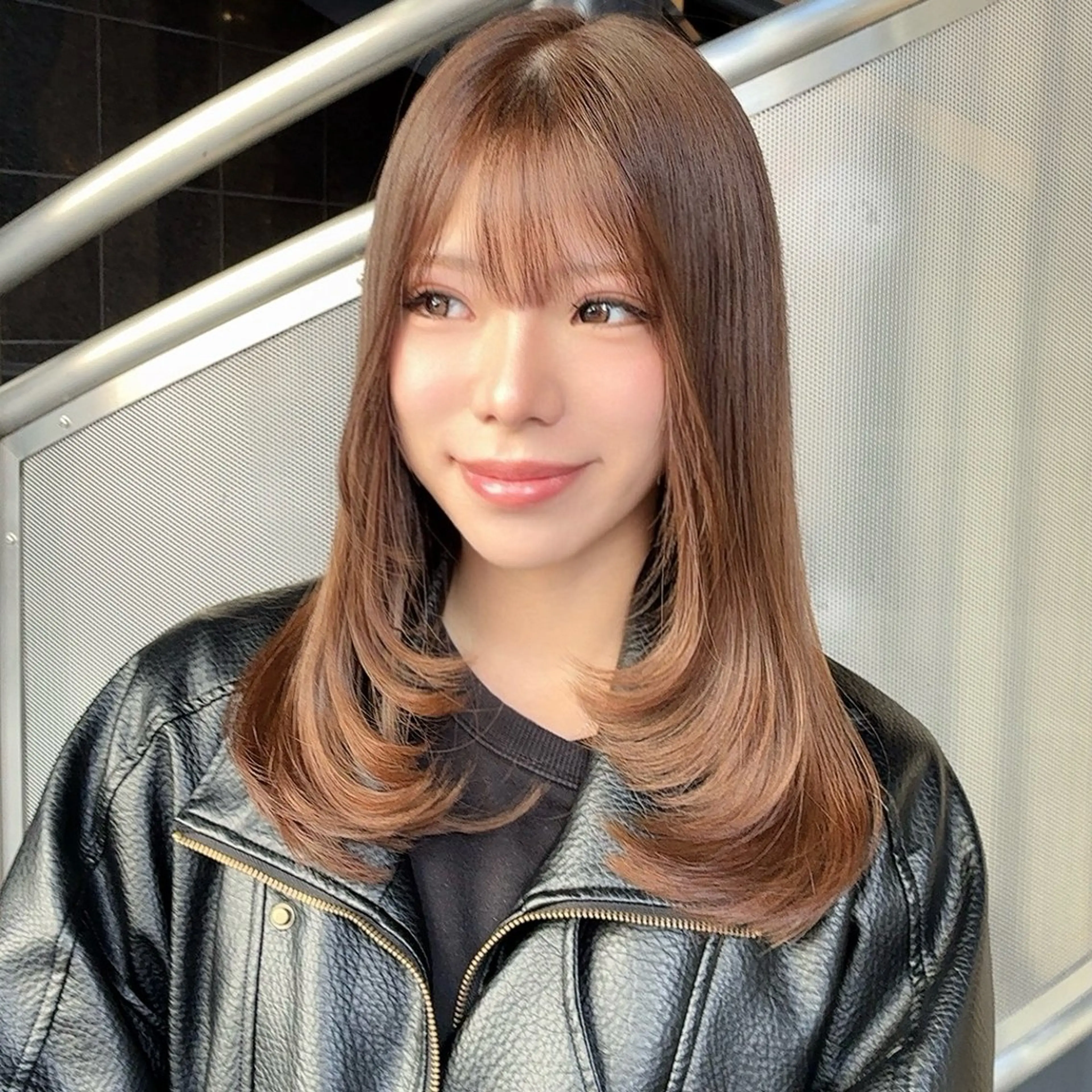 ミディアム レイヤーカット カット ヘアカラー calna 古賀 菜摘のヘアスタイル