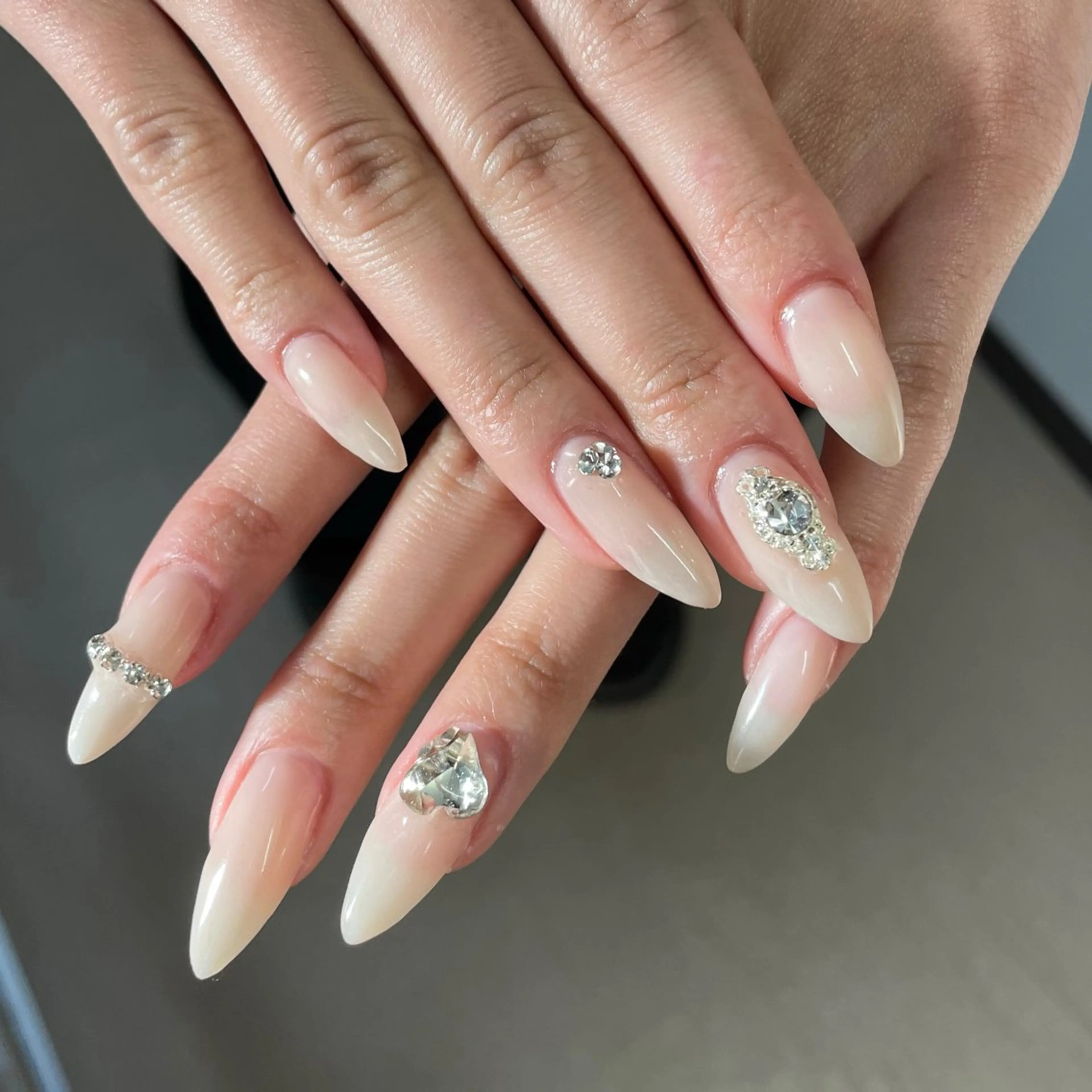 ネイル ストーンネイル and.R所属・𝗮𝗻𝗱.𝗥 / 𝗡𝗮𝗶𝗹のネイルデザイン