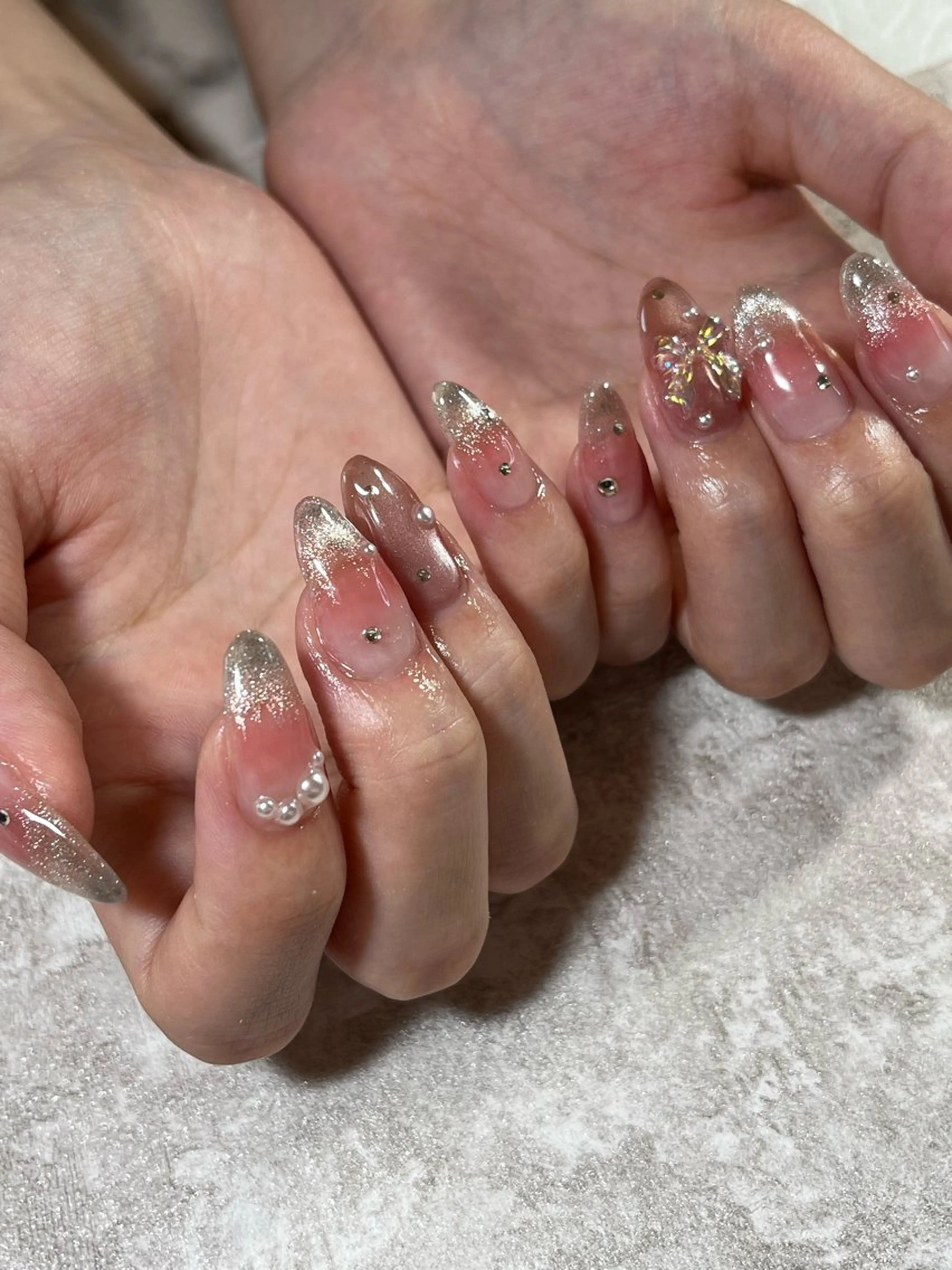 ネイル オーロラネイル チークネイル フレンチネイル マグネットフレンチ リボン ハンドネイル 蓑原 佳央里のネイルデザイン