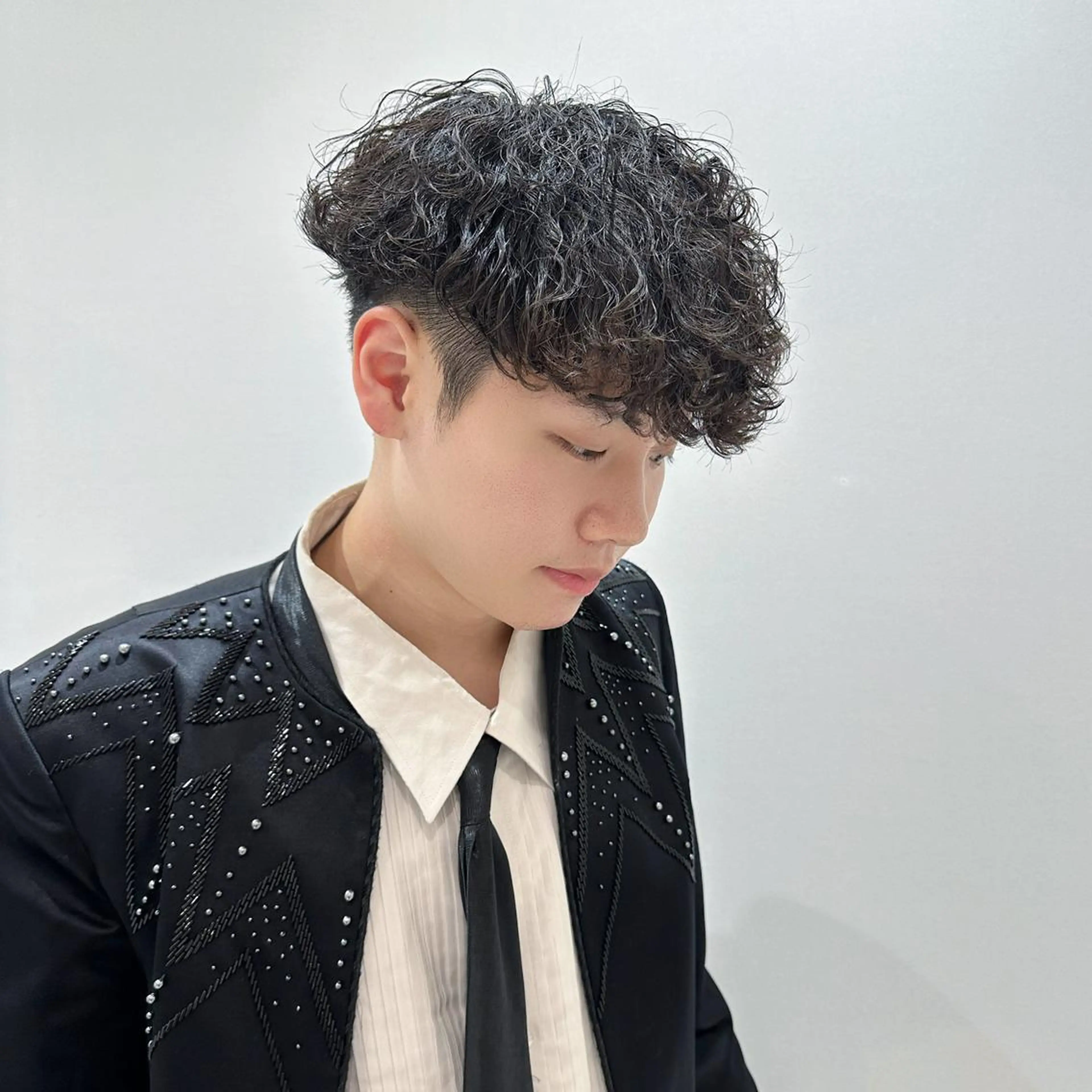 パーマ メンズ メンズパーマ 刈り上げ 波巻きパーマ ブリーチパーマ 🎀Rumiのヘアスタイル