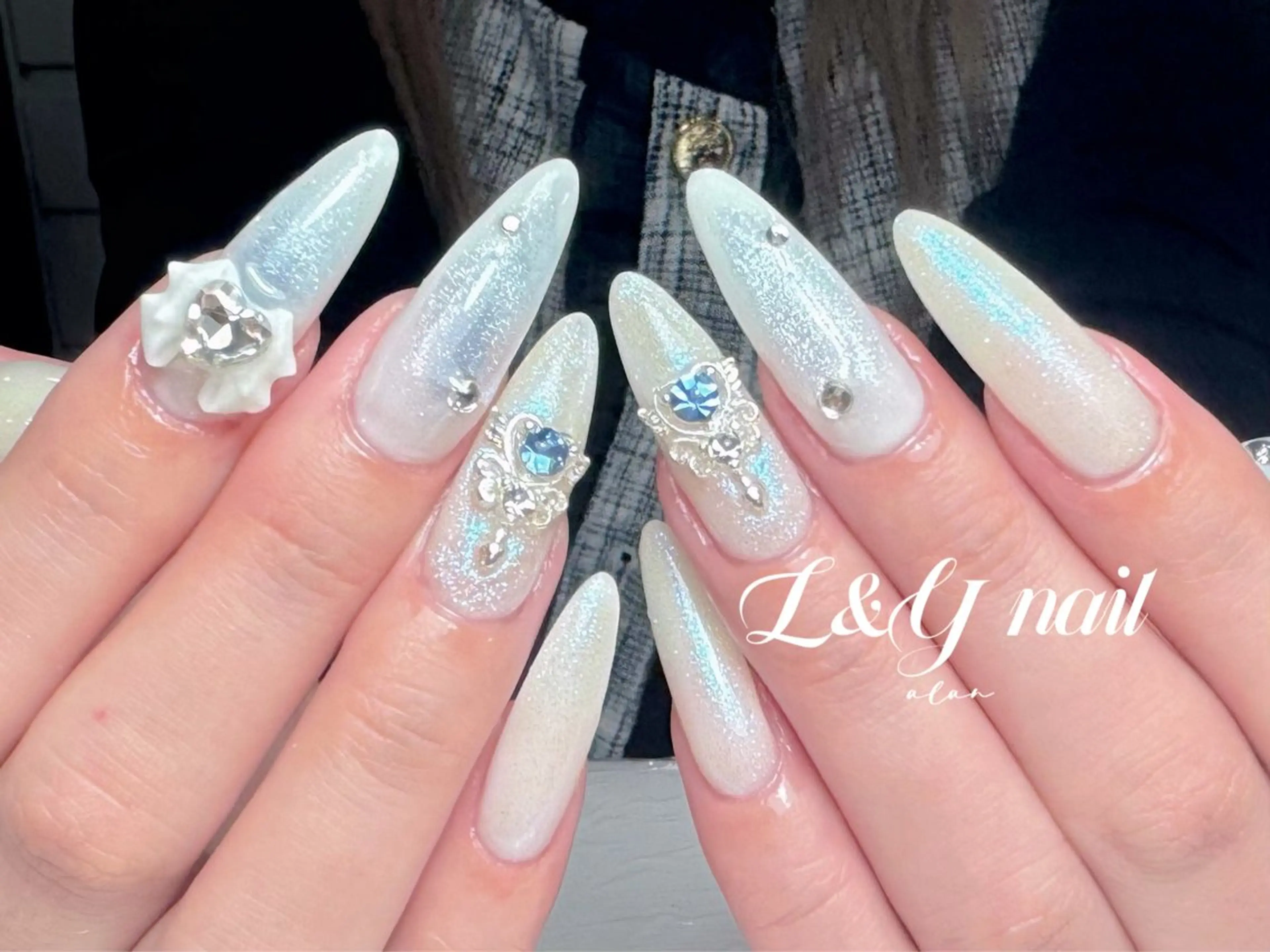 ネイル ブルー グラデーション キラキラネイル ストーンネイル ホワイト ハンドネイル ハンドケア L&Y Nail🎀 思雪のネイルデザイン