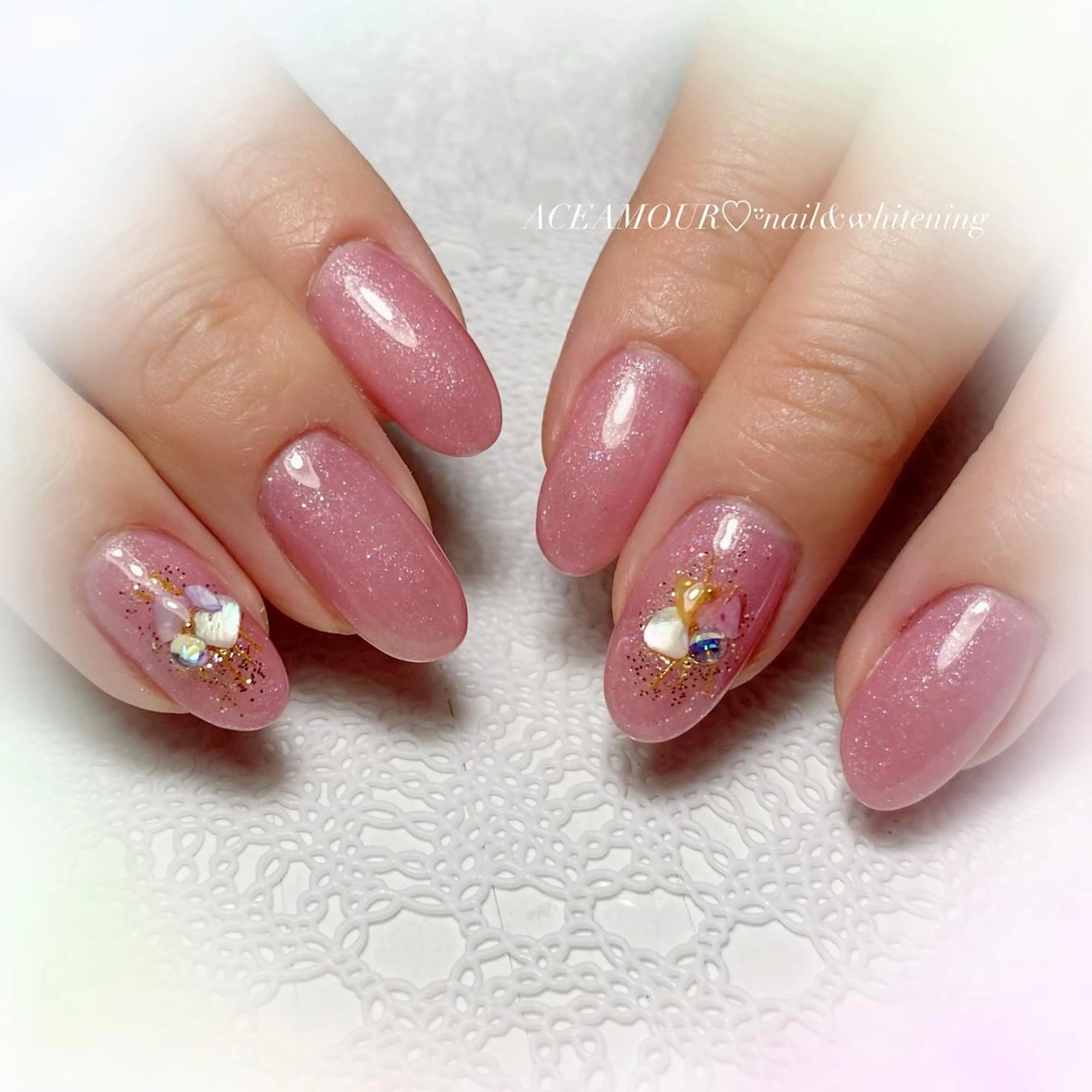 ネイル オーロラネイル ゴールド ピンク ネイル/耳つぼ /新ホワイトニングのネイルデザイン