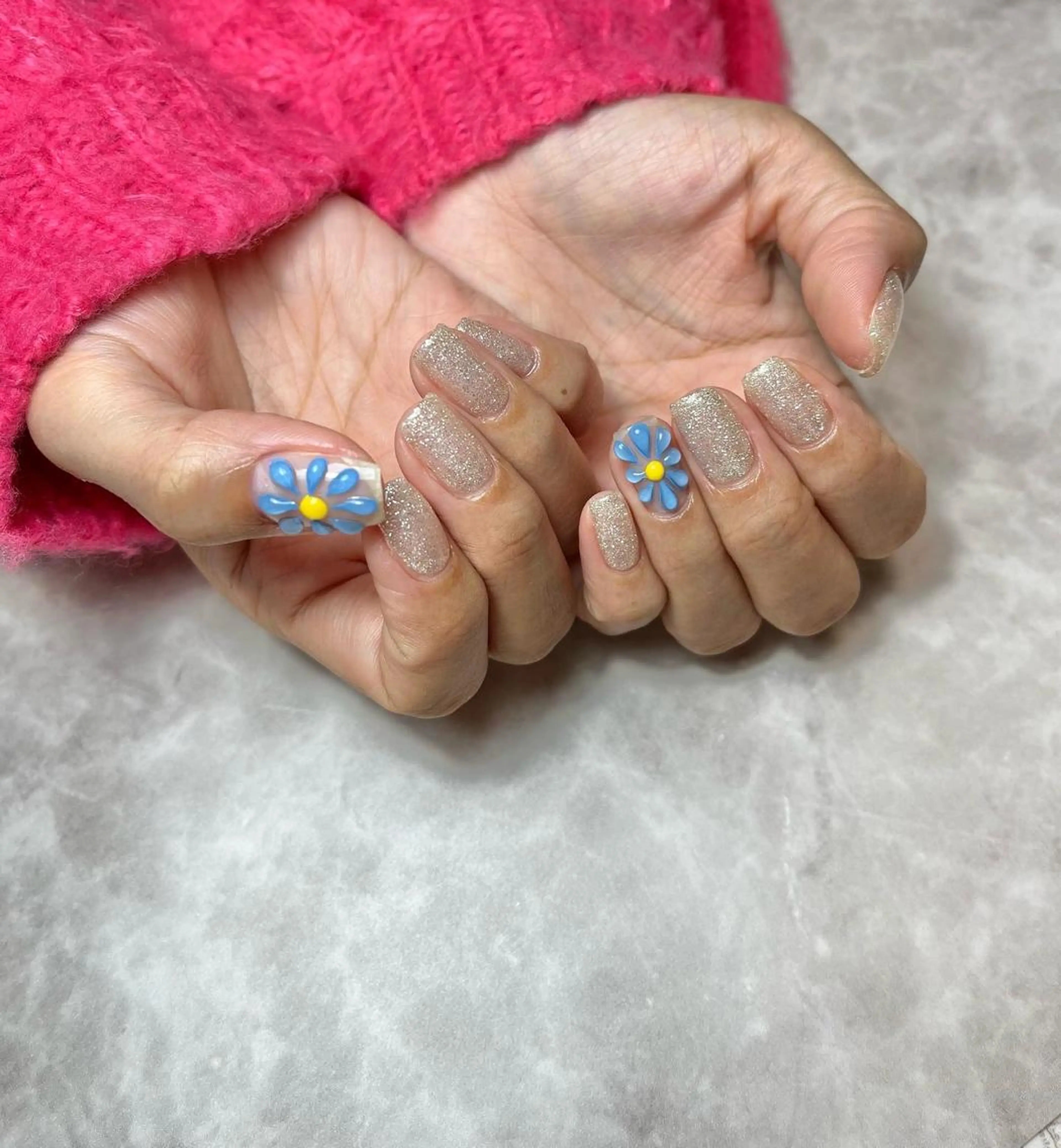 持ち込み デザイン片手1本づつ+ストーン5粒 オフ有り(シール込み)カラー2色まで。の写真