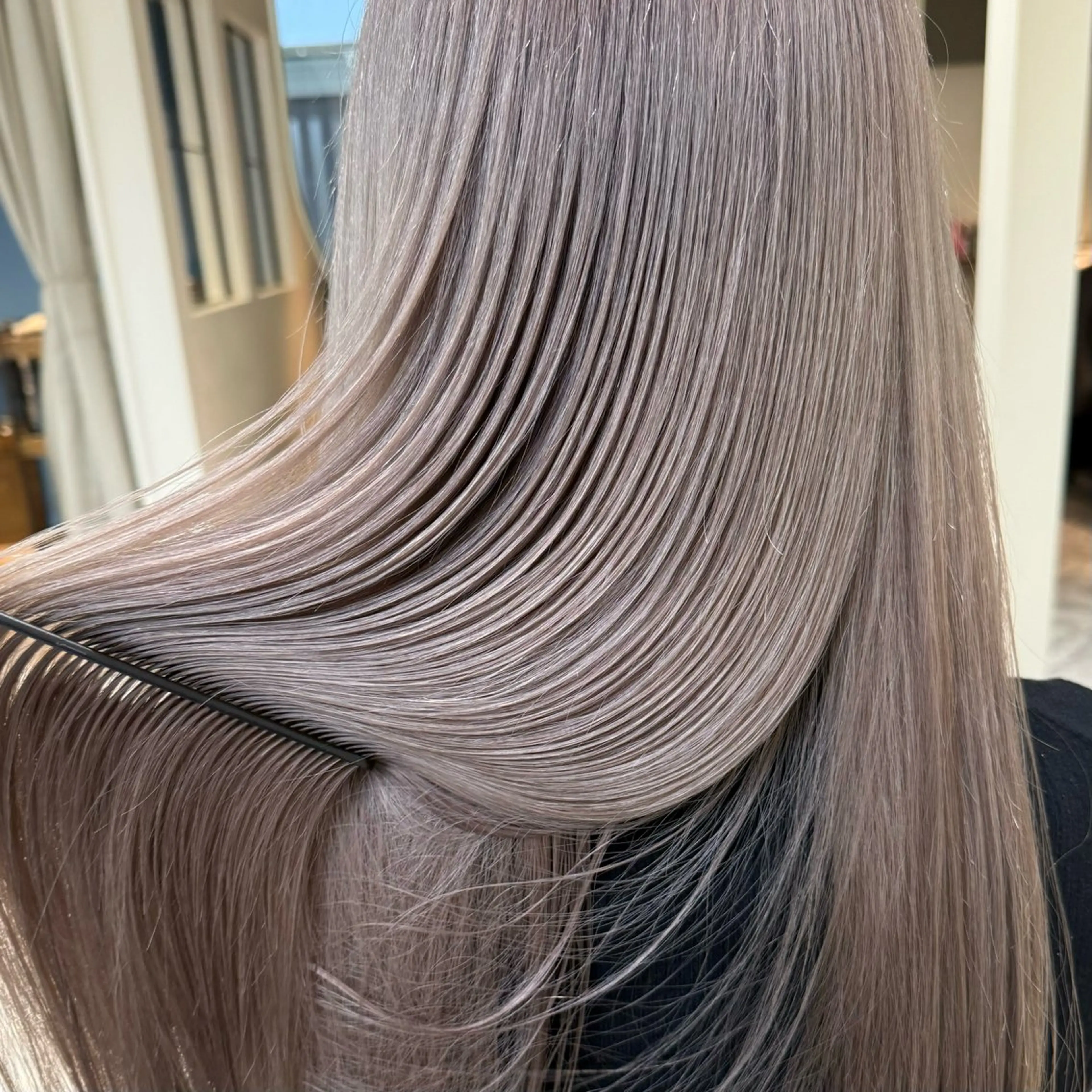 ロング カラー ミルクティー× グレージュMOMOのヘアスタイル