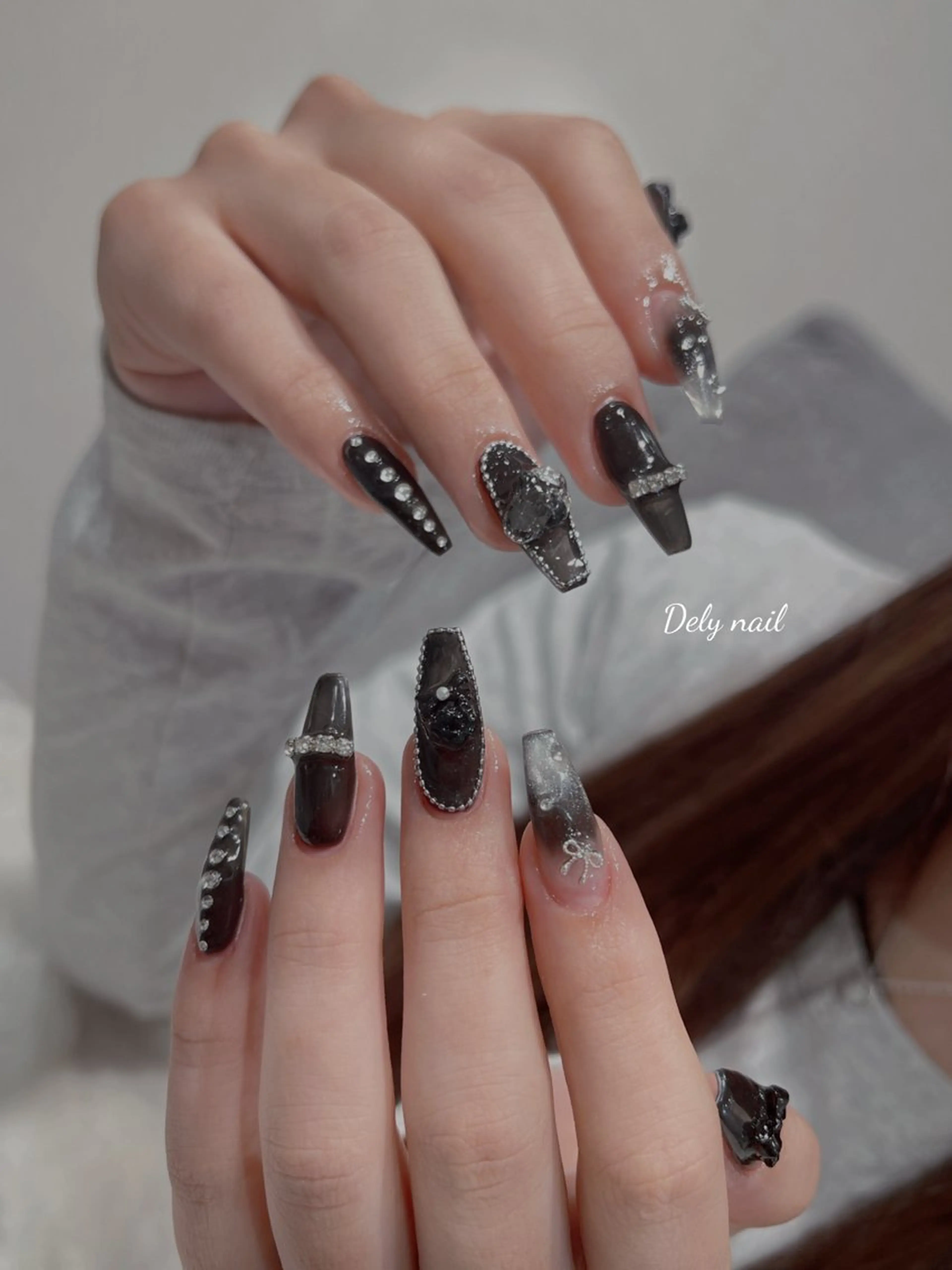 ネイル ガーリー キラキラネイル ロングネイル リボン 冬ネイル ハンドネイル Dely Nailのネイルデザイン