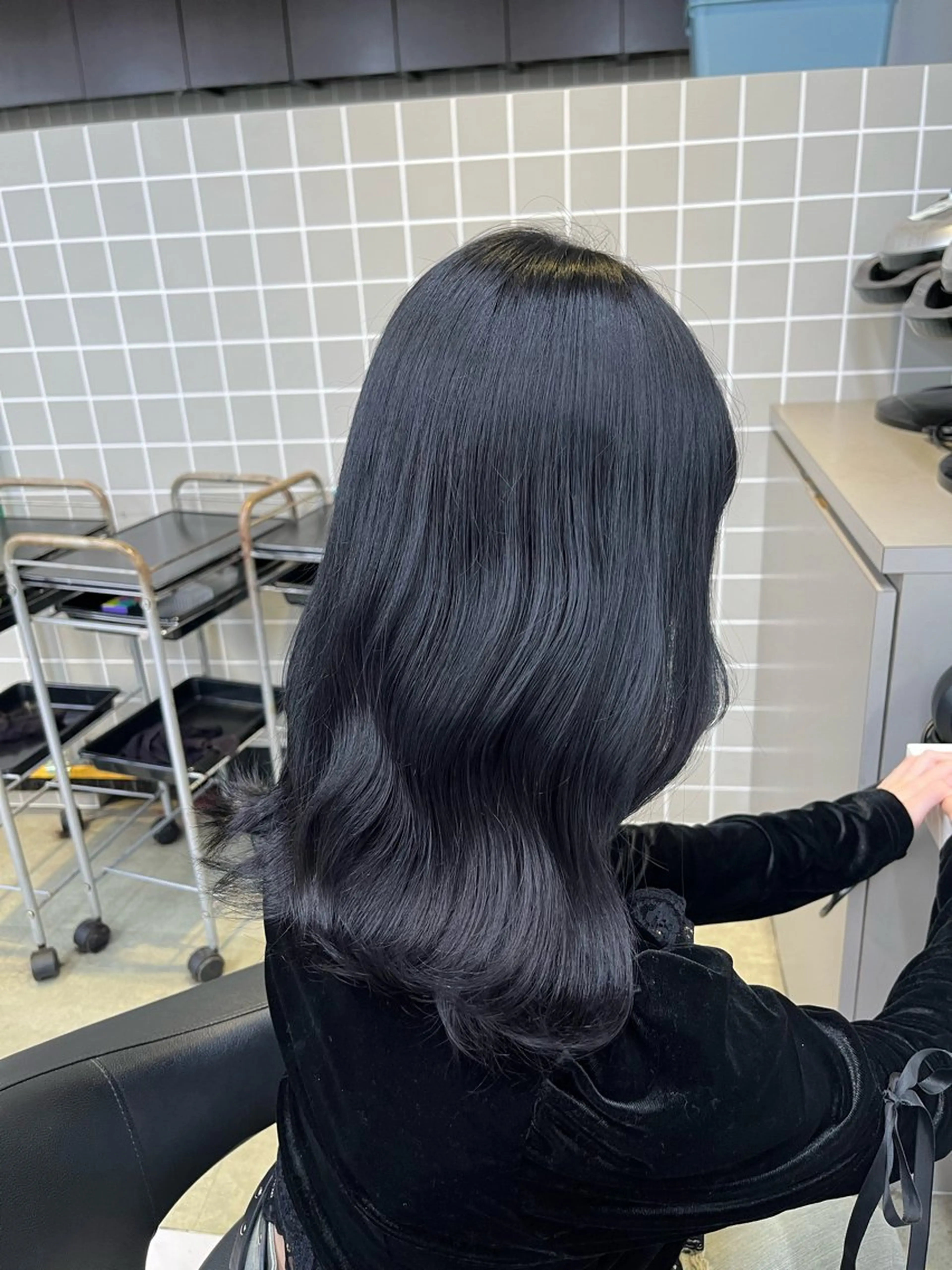 ロング 寒色/ベージュヘア ブリーチありMiOのヘアスタイル