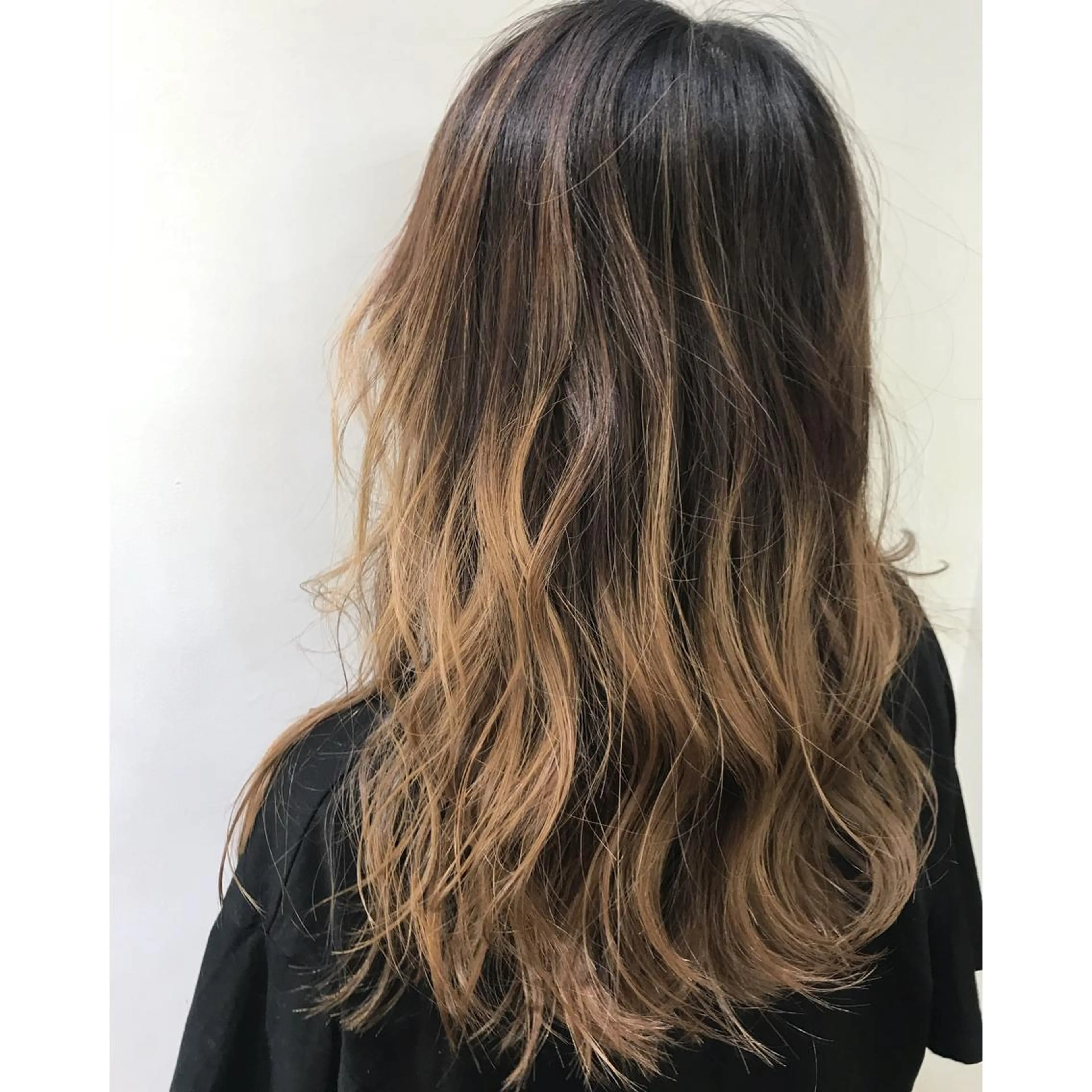 ロング カラー アディクシーカラー バレイヤージュ ブリーチ レイヤーカット トリートメント 坂西 春果のマツエク・マツパデザイン