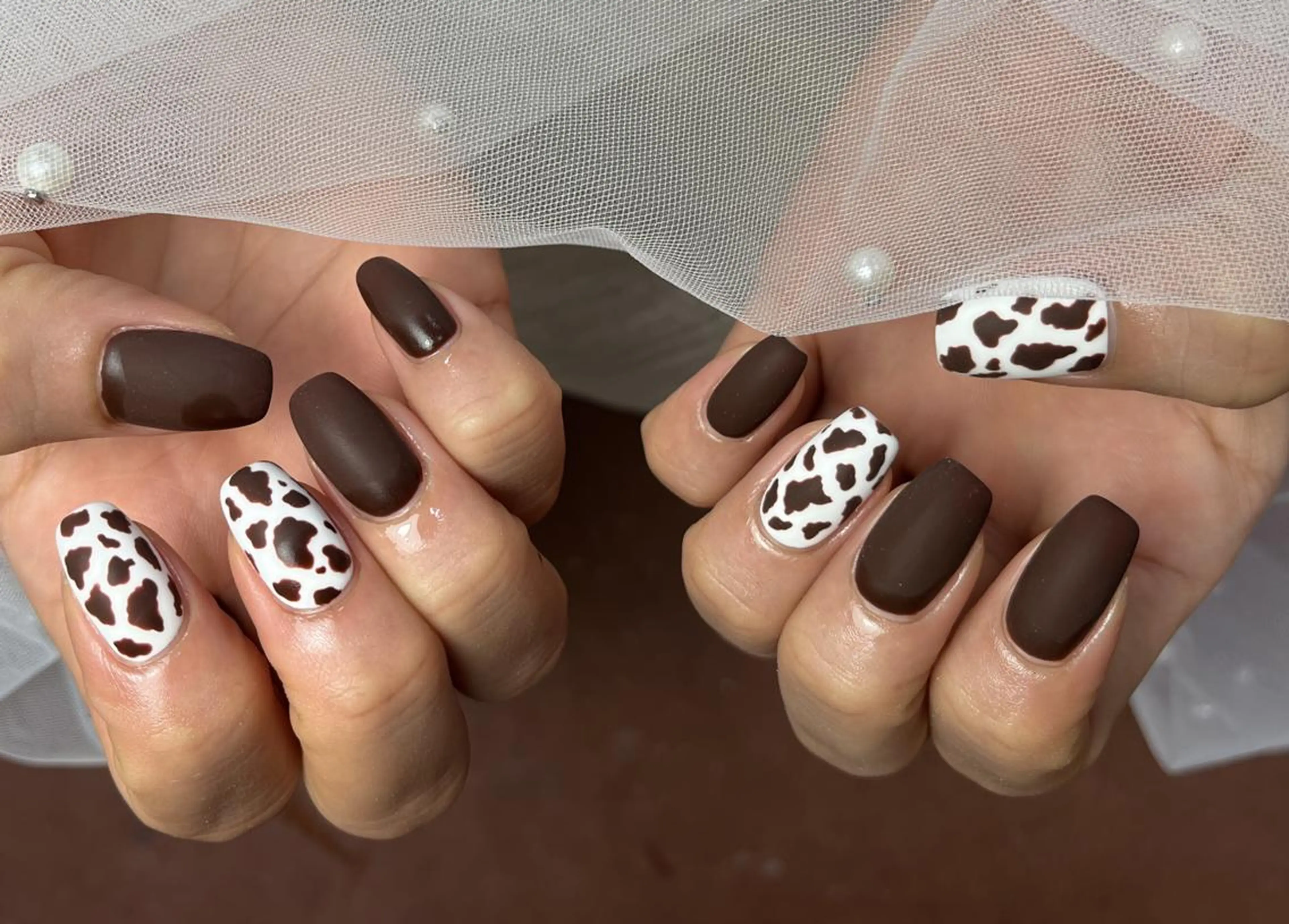 ネイル アートネイル ブラウン マットネイル シンプルネイル ハンドネイル ToliyDeliy Nail Salonのネイルデザイン