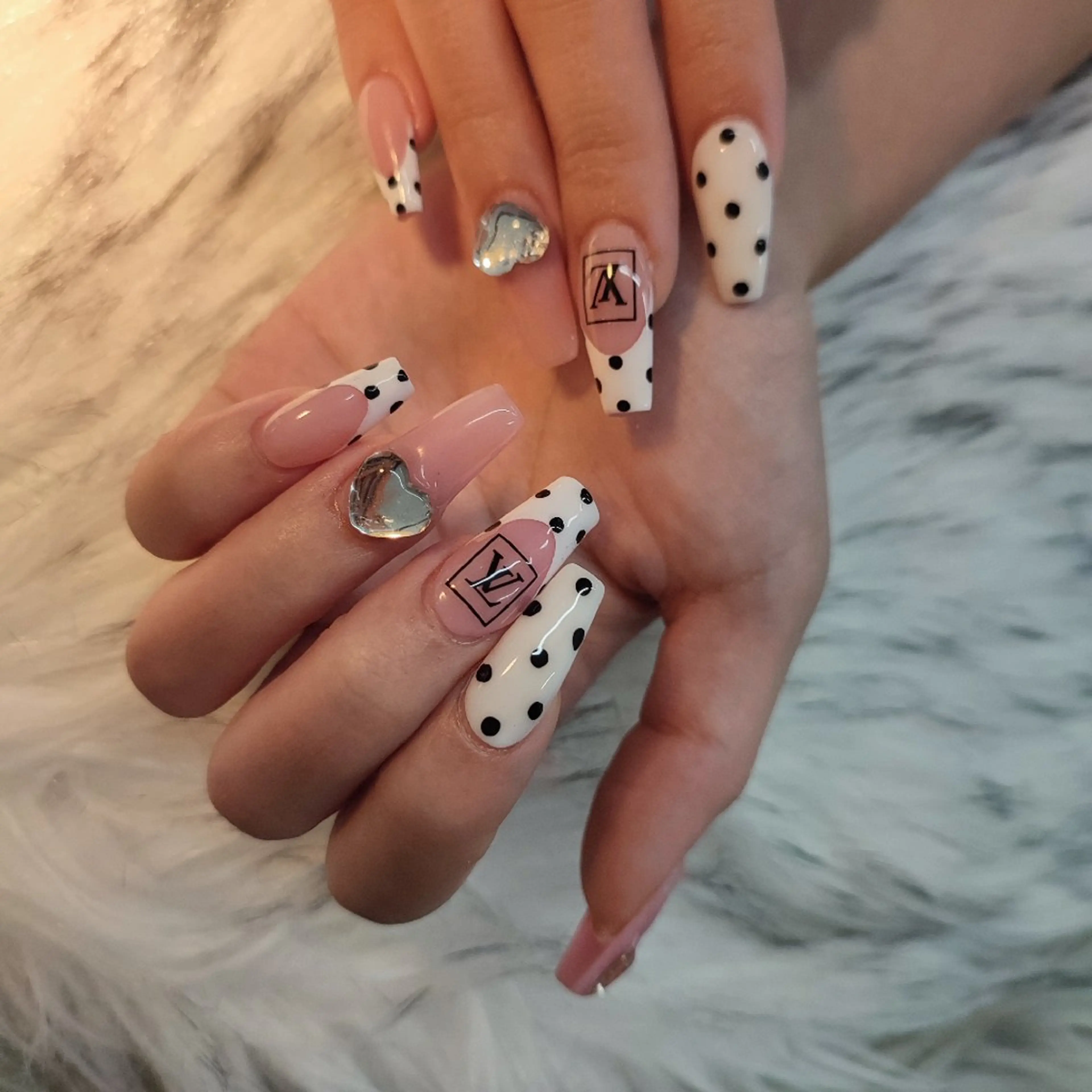 ネイル ハンドネイル RUNWAY 　　の眉毛・アイブロウイメージ