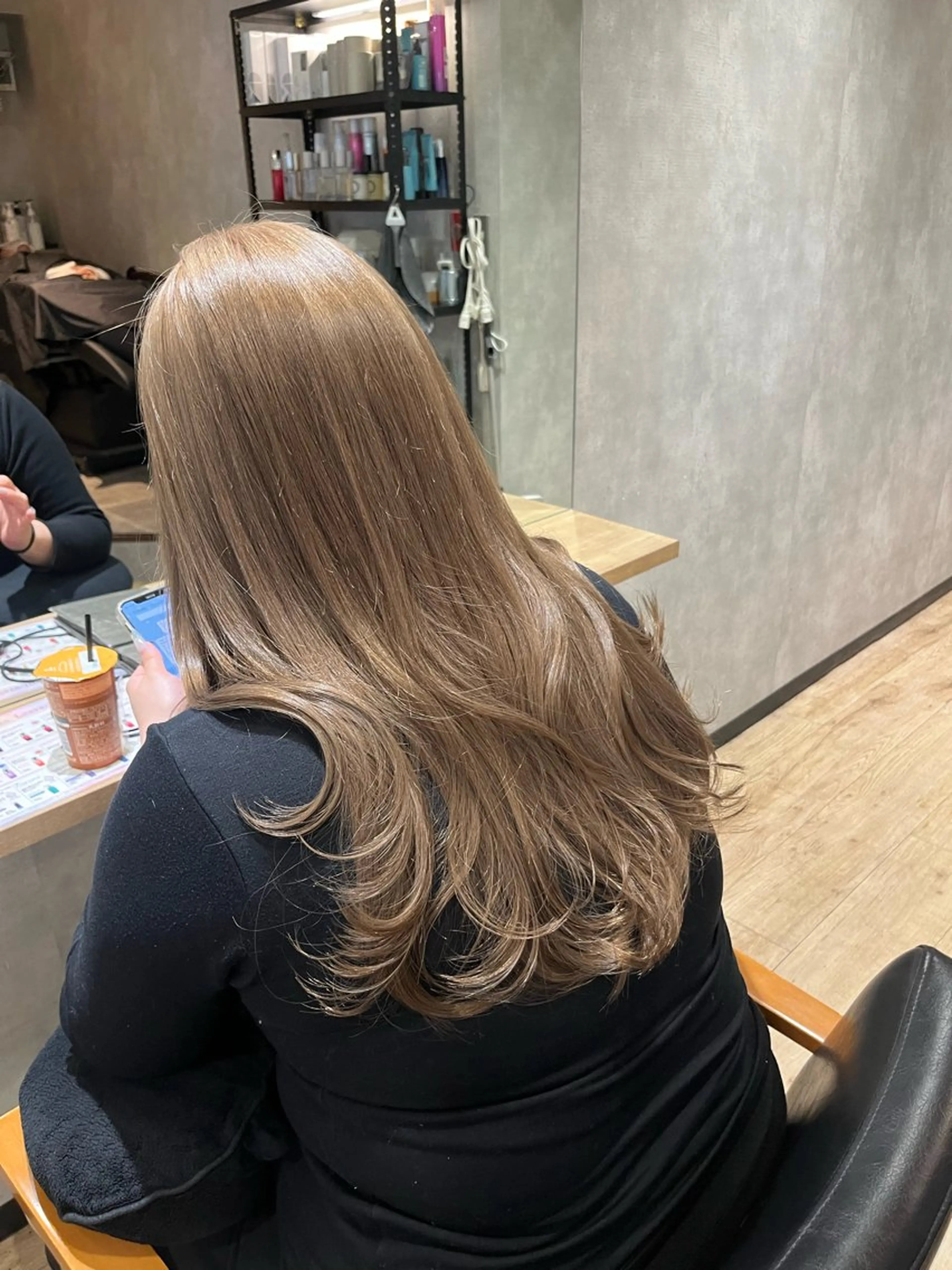 ロング カラー ベージュカラー ミルクティーベージュ ヘアカラー トリートメント 新宿 似合わせカラー HINAのヘアスタイル