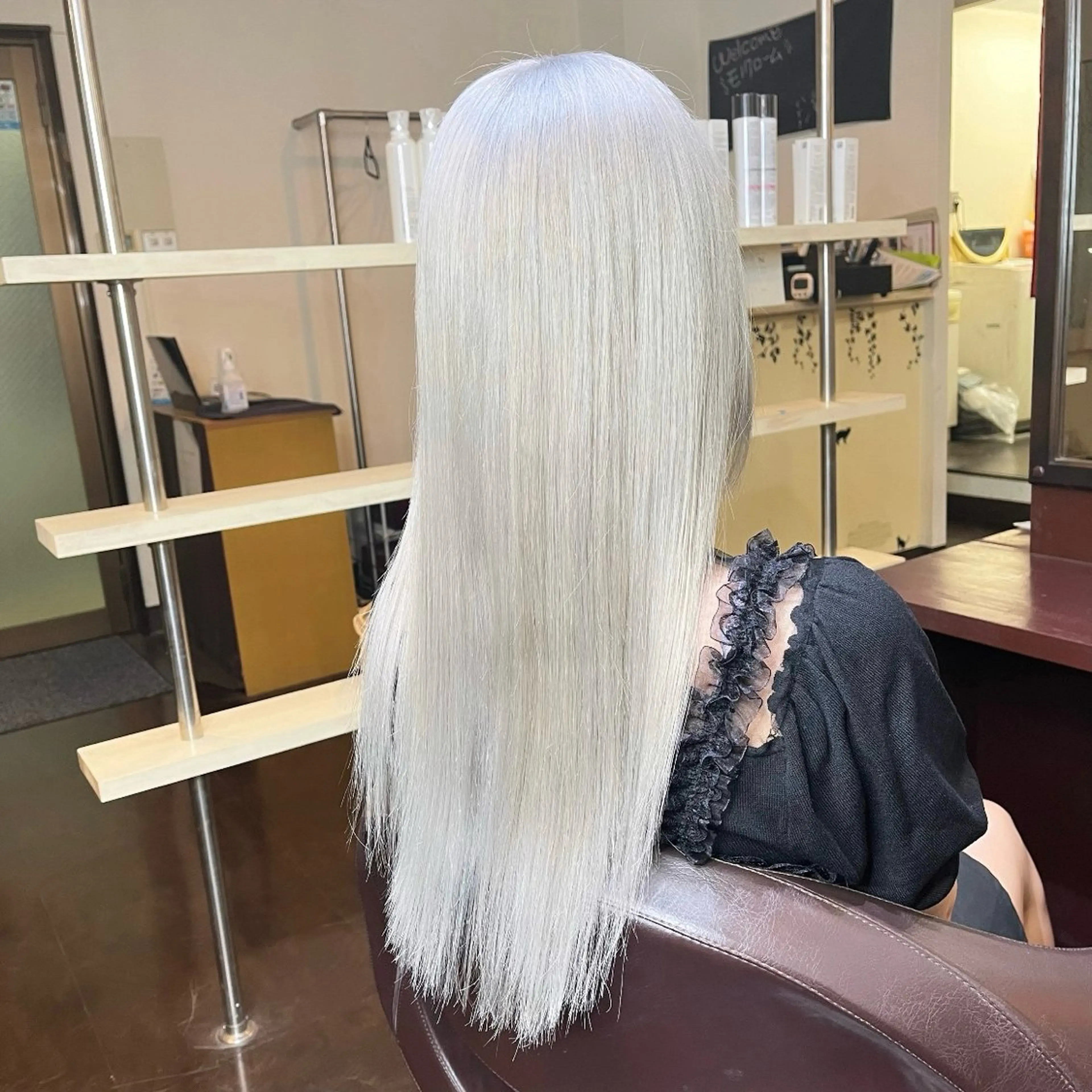 セミロング カラー ブリーチ シルバー ホワイトシルバー エクステ ヘアカラー トリートメント 編み込みエクステ/ ハイトーン りょすけのヘアスタイル