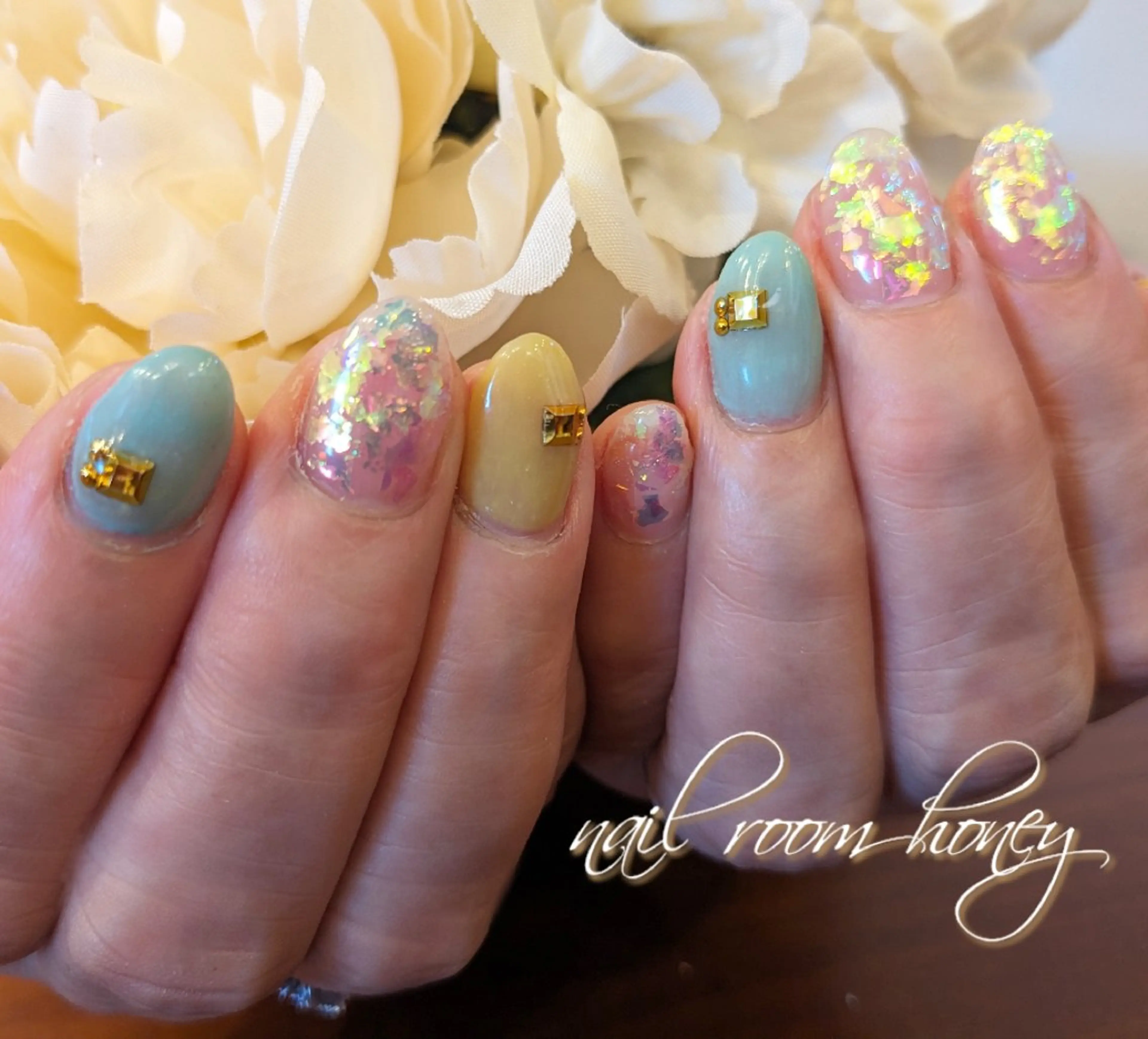 ネイル オーロラネイル グリーン 黄色 nail room  honeyのネイルデザイン