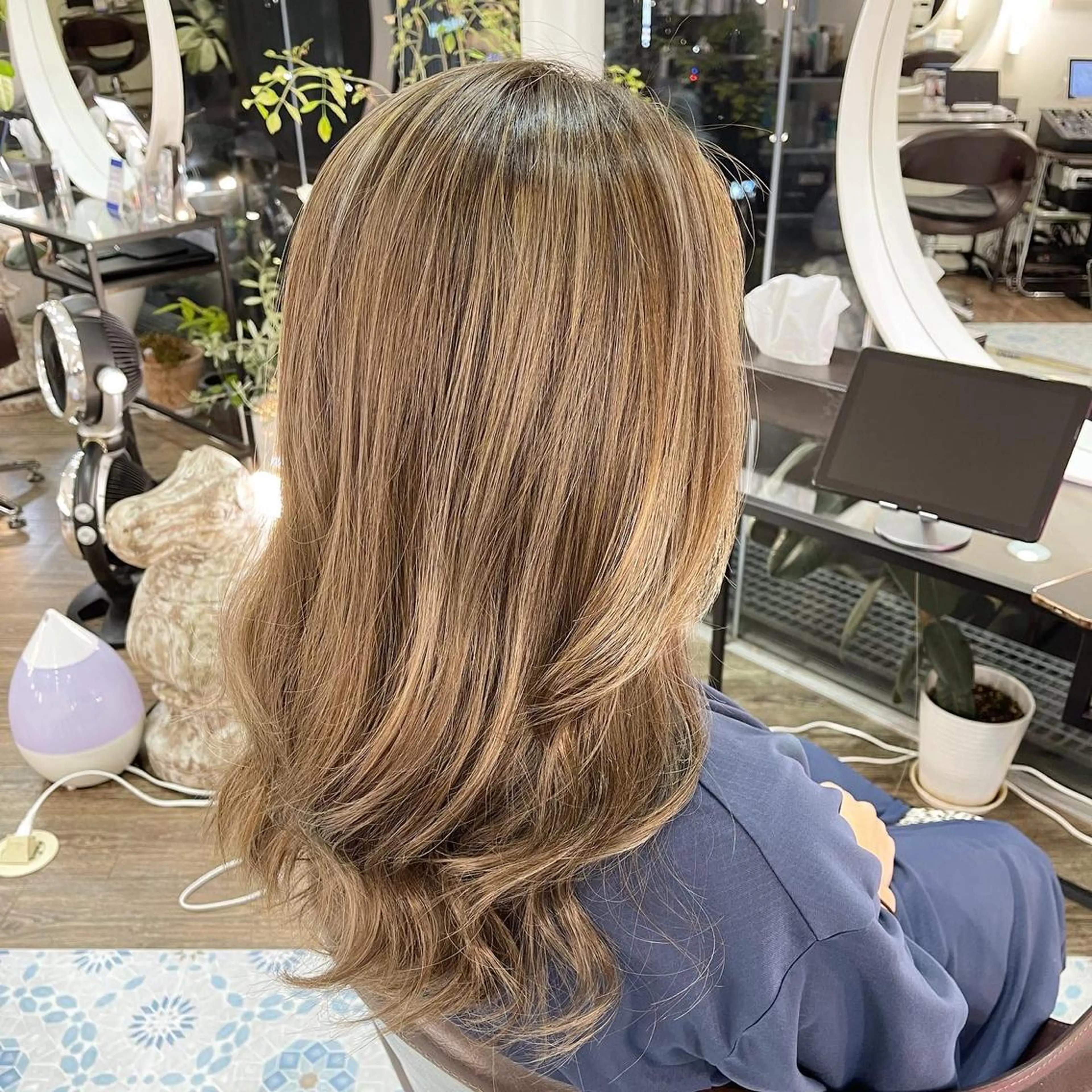 セミロング イエローカラー ハイライト CALON銀座　松田 力丸のヘアスタイル