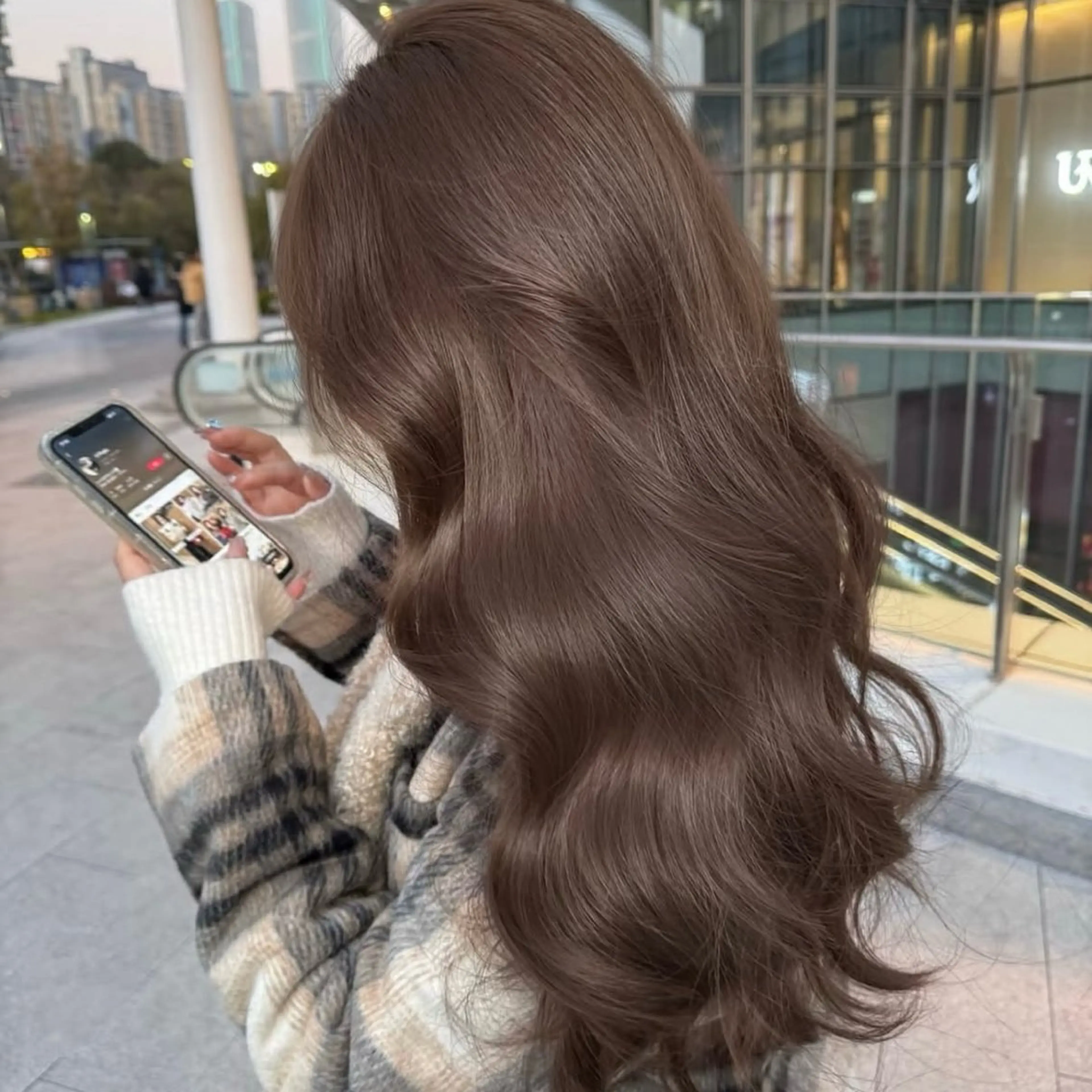 ミディアム カラー ブリーチ ダブルカラー グレージュ ブリーチなしカラー モテ韓国ヘア/ レイヤー🤍RIKAのヘアスタイル