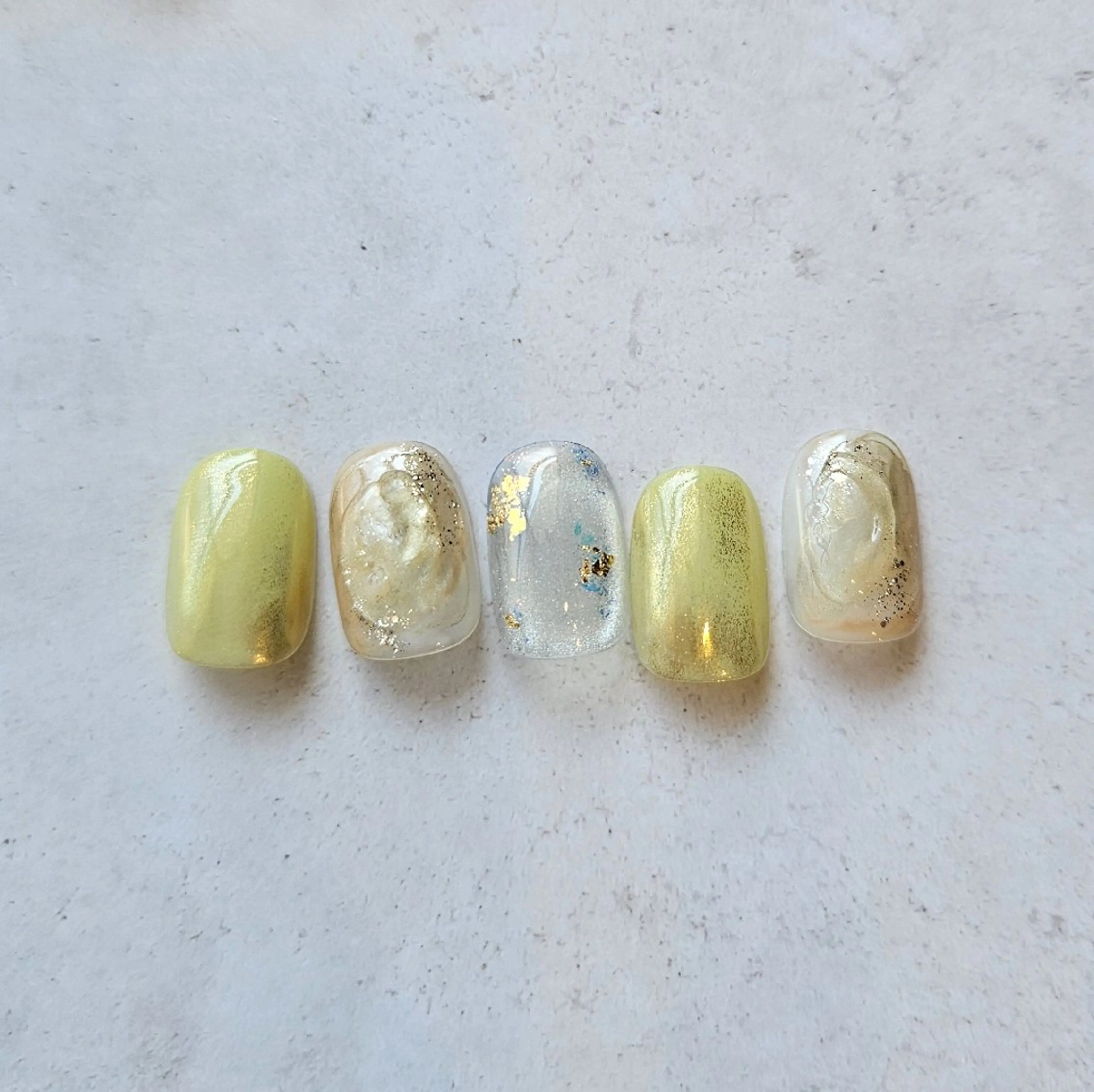 ネイル マグネットネイル ニュアンスネイル 春ネイル 黄色 ハンドネイル Nailsalon manoのネイルデザイン