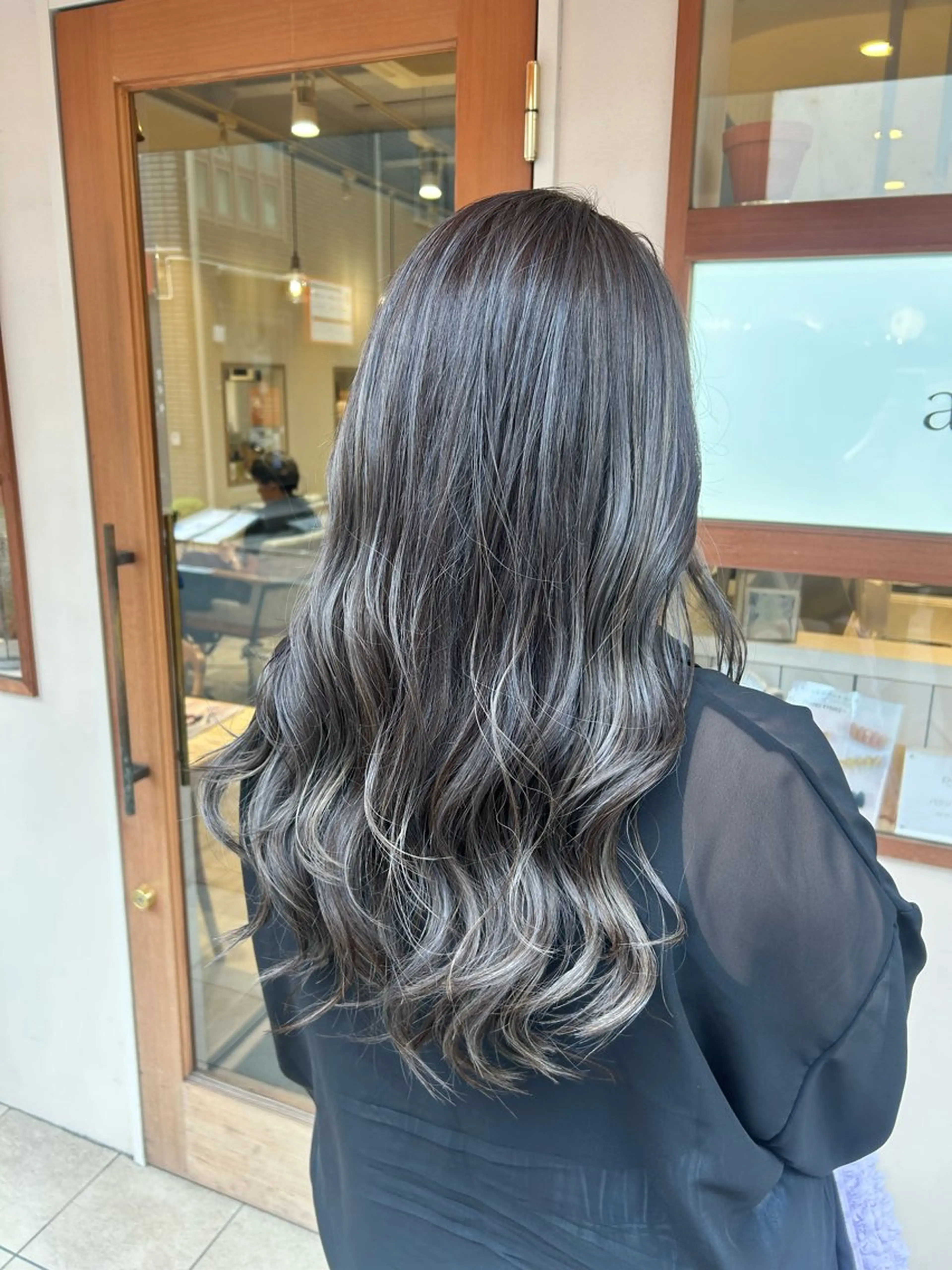 ロング カラー ハイライトカラー シルバー ハイライト 大川 夏実のヘアスタイル