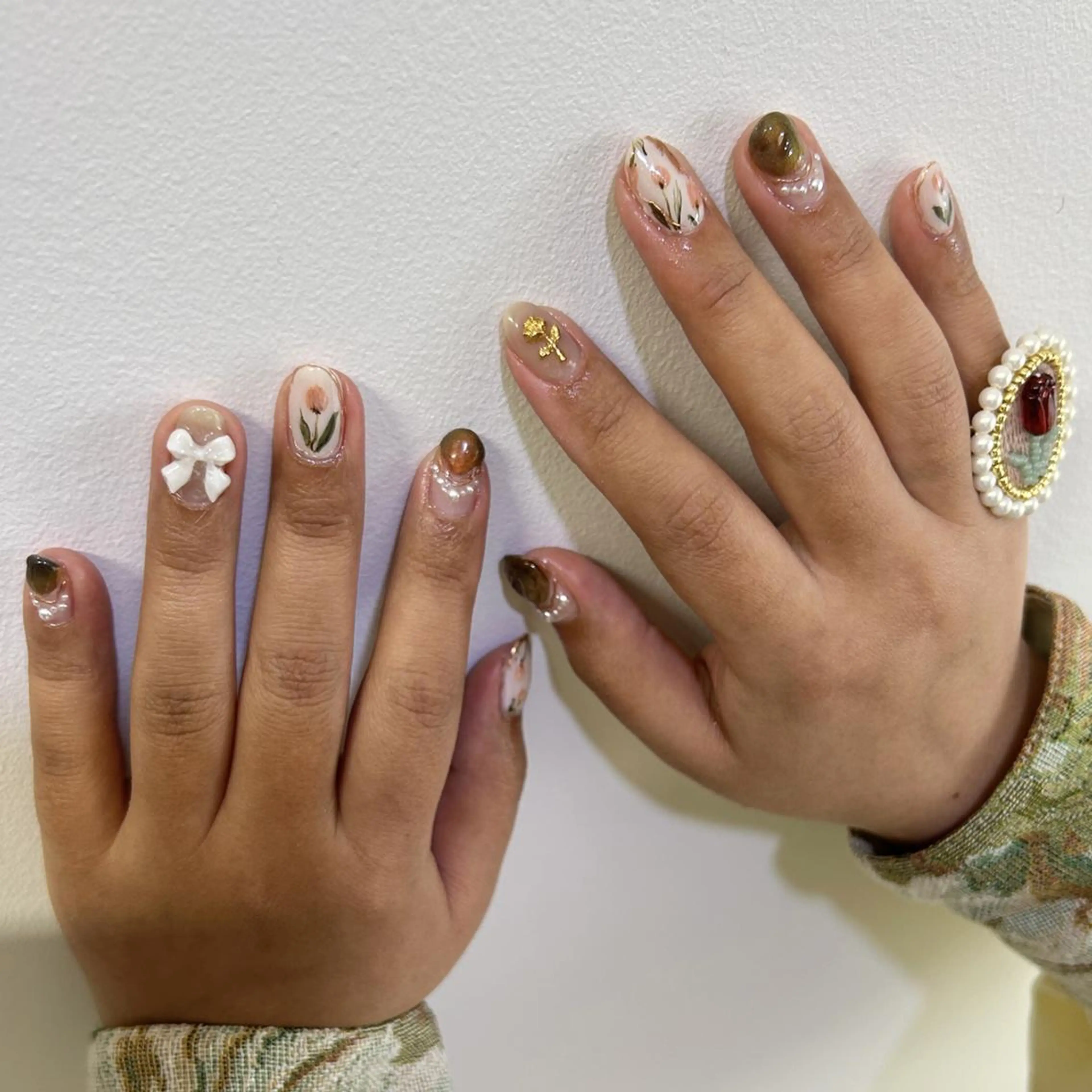 ネイル アートネイル べっ甲ネイル フラワーネイル ジェルネイル グリーン nailstudio eviz新宿店のネイルデザイン