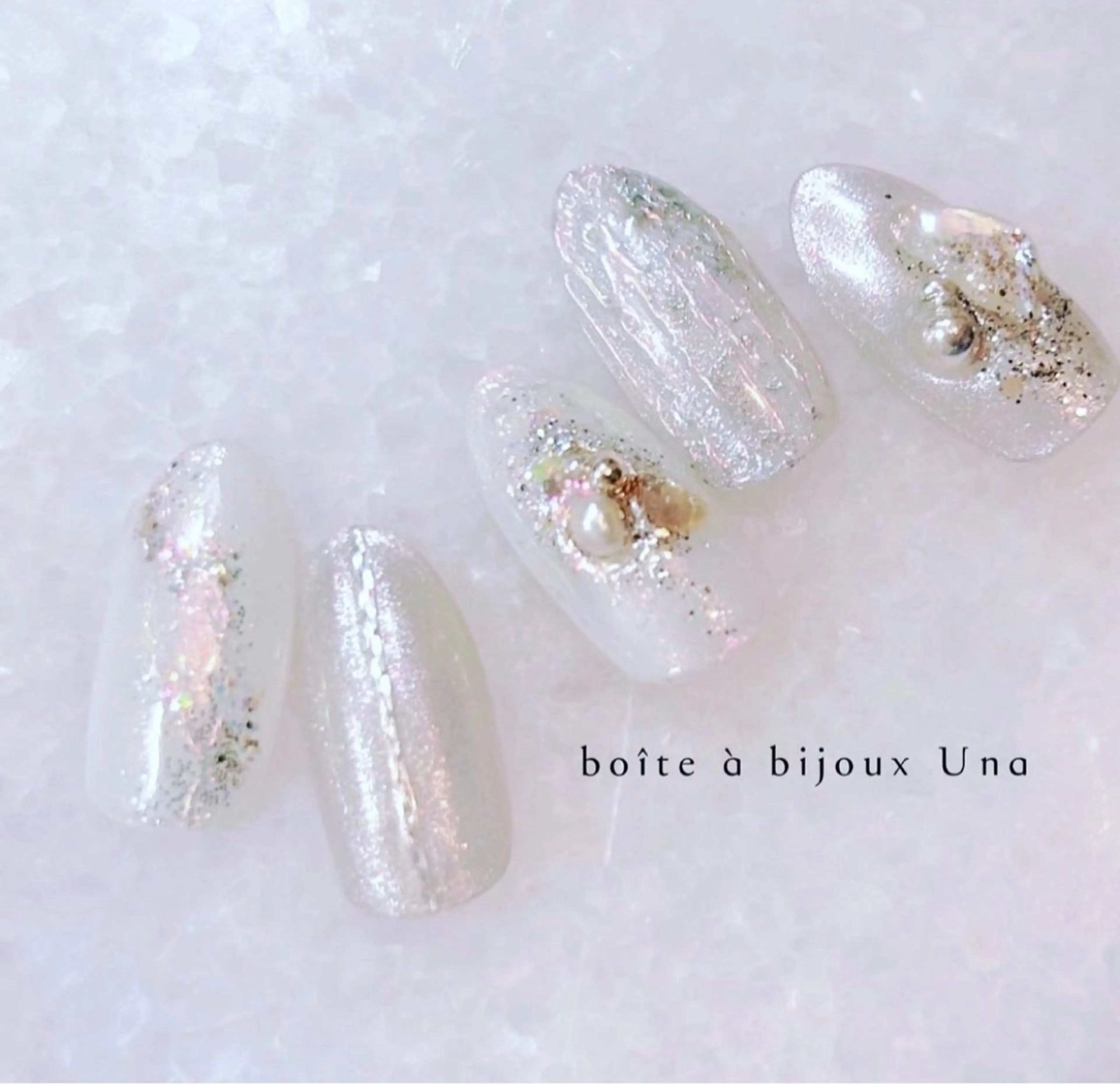 ネイル オーロラネイル ニュアンスネイル シルバー ホワイト boite a bijoux Unaのネイルデザイン
