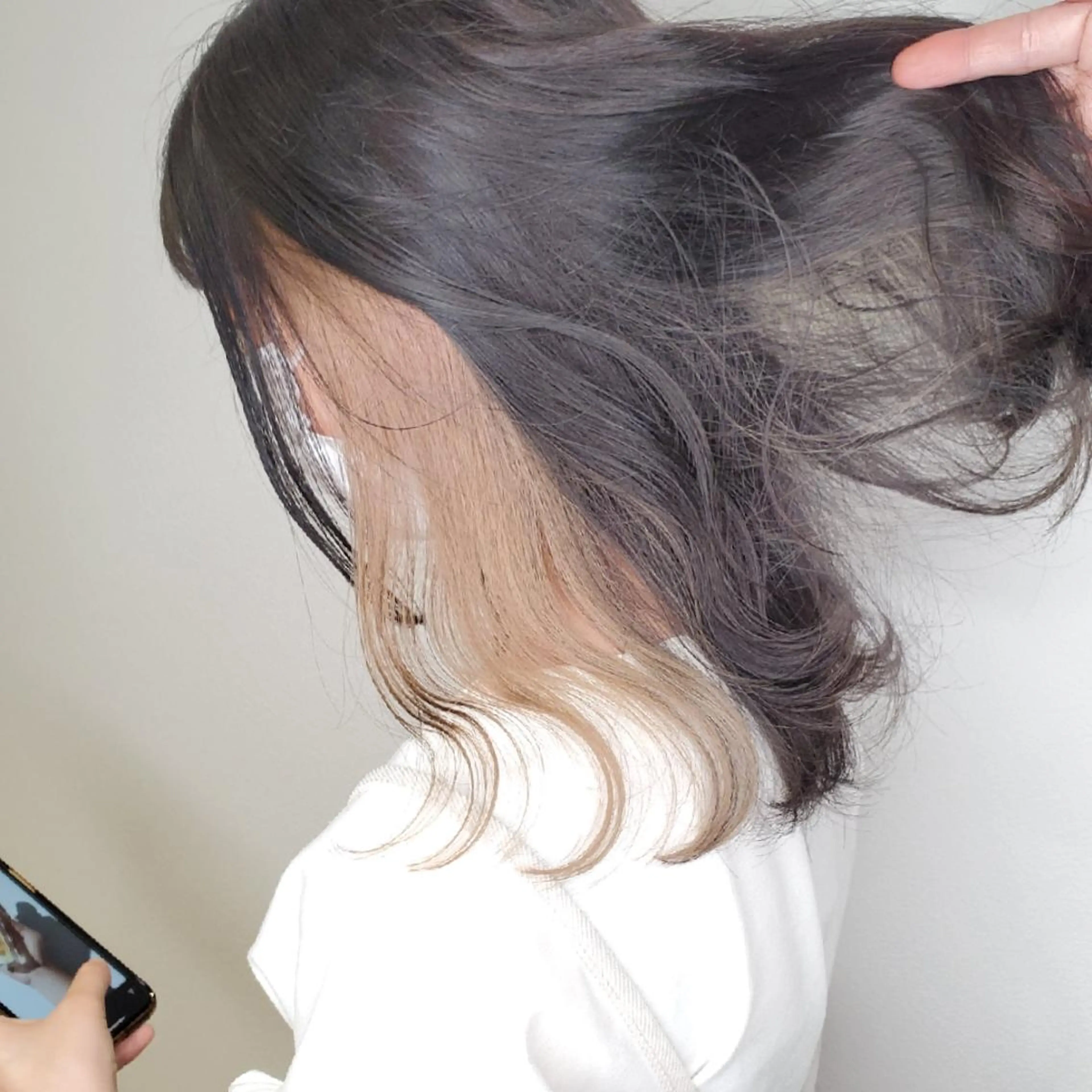 ミディアム カラー ベージュカラー イヤリングカラー インナーカラー ミルクティーベージュ ヘアカラー トリートメント レイヤーカット/ ウルフカット/大橋 のヘアスタイル