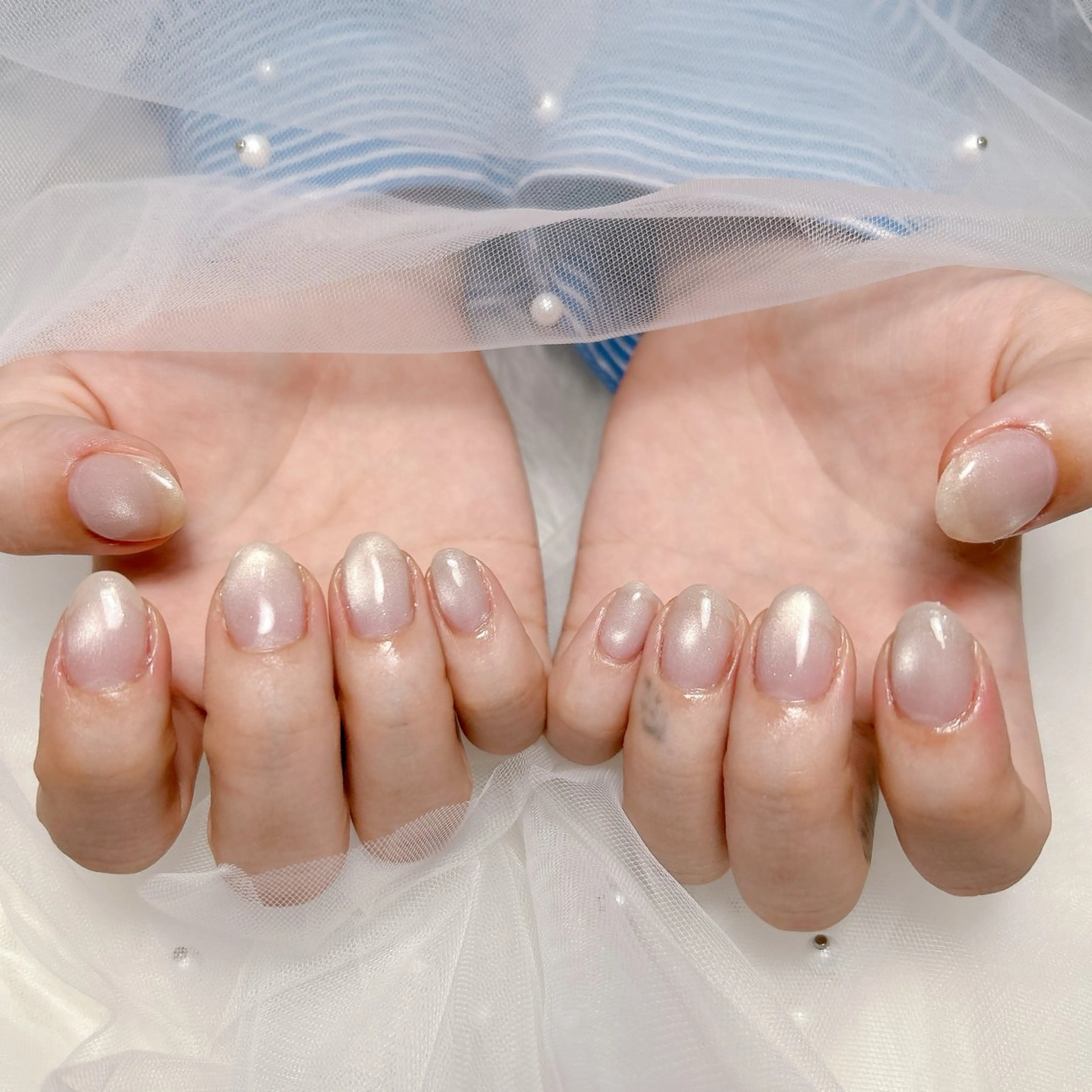 ネイル マグネットネイル オフィスネイル シンプルネイル ホワイト ハンドネイル Muua bloomのネイルデザイン