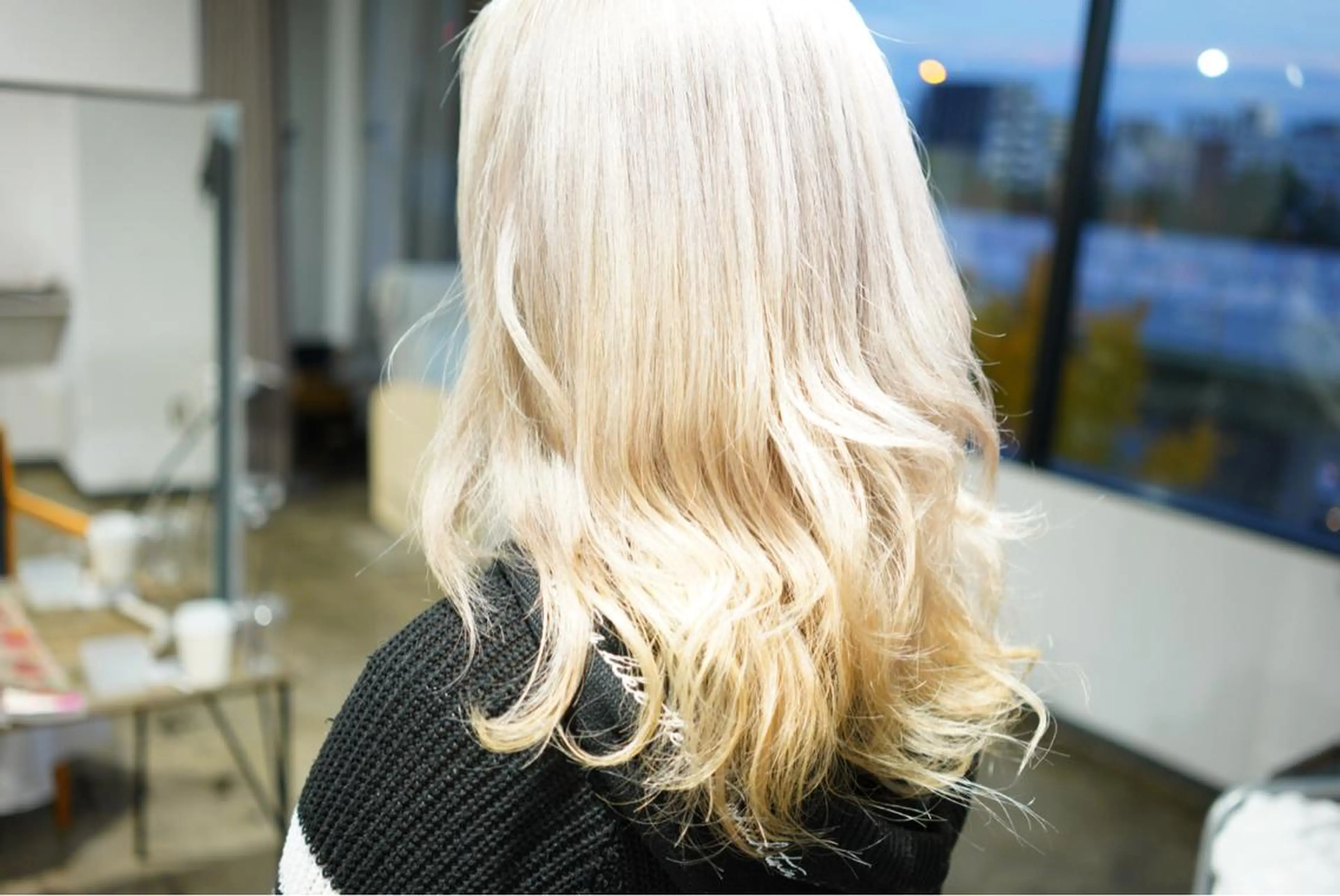 セミロング カラー ブリーチ ヘアカラー トリートメント ハイトーン/レイヤー /ケアブリーチ石川治のヘアスタイル