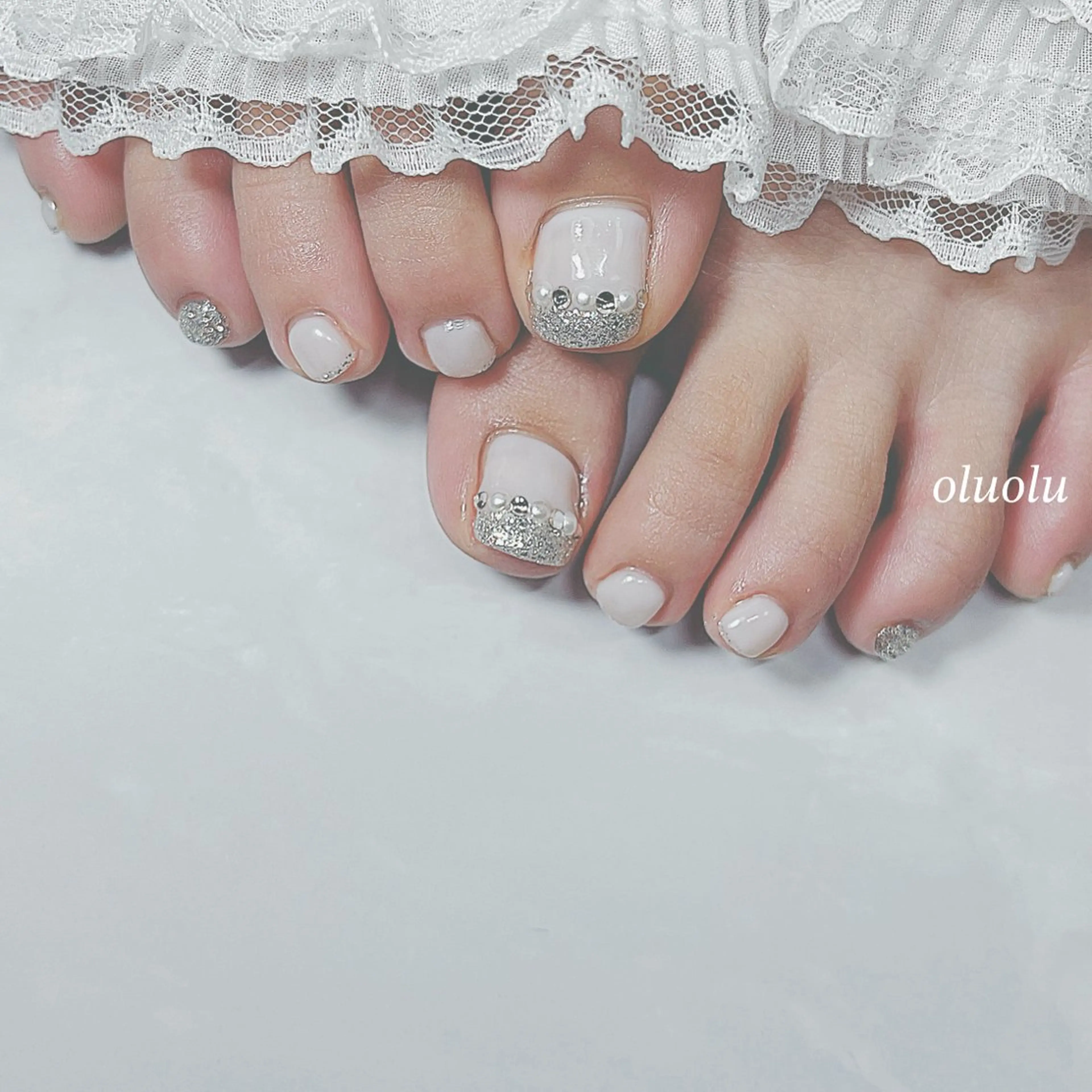 ネイル アートネイル フットネイル ラメ(グリッター) ホワイト フットネイル 大村 紬華のネイルデザイン