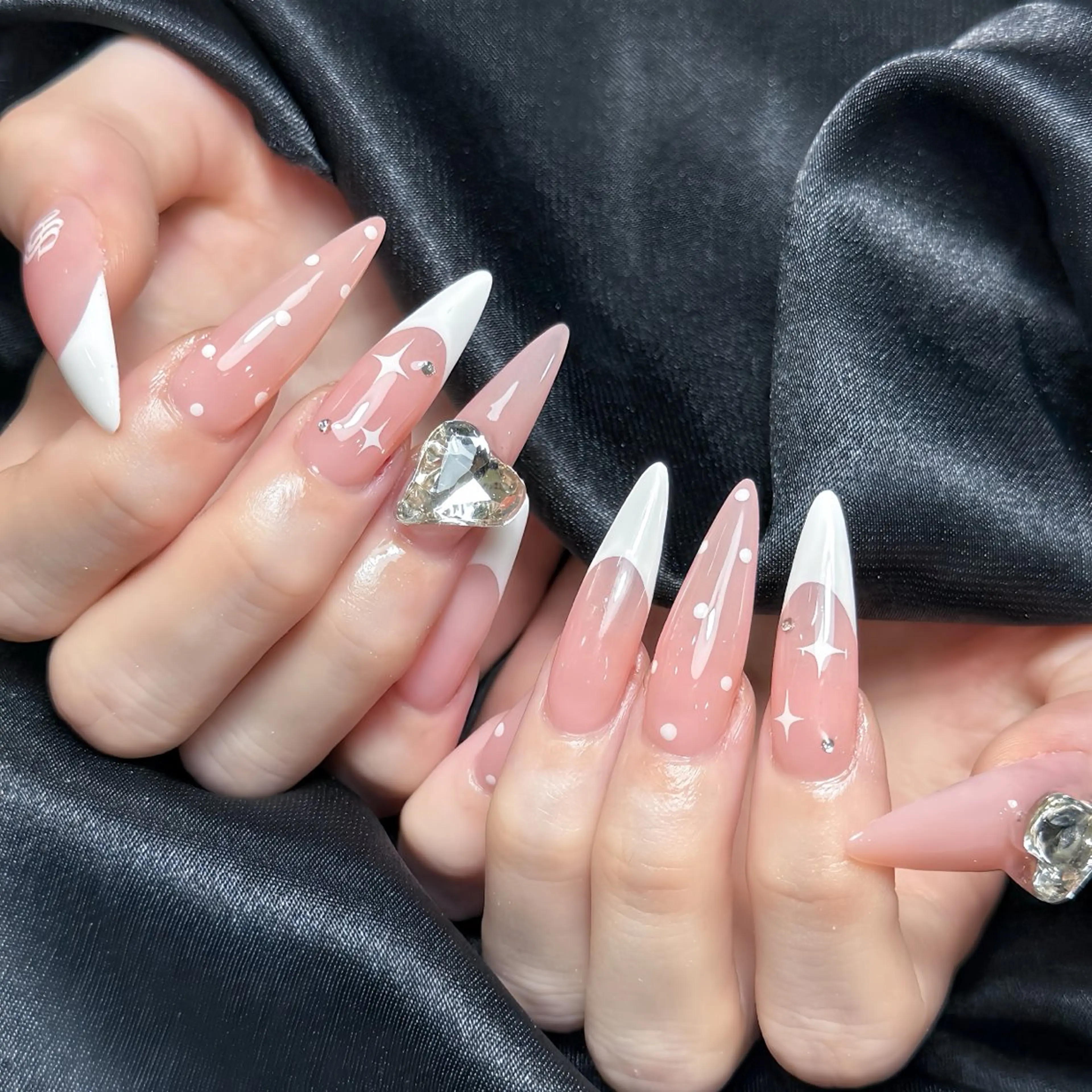 ネイル チークネイル フレンチネイル ガラスフレンチ グラデーション キラキラネイル Rin Nail 新大久保店のネイルデザイン