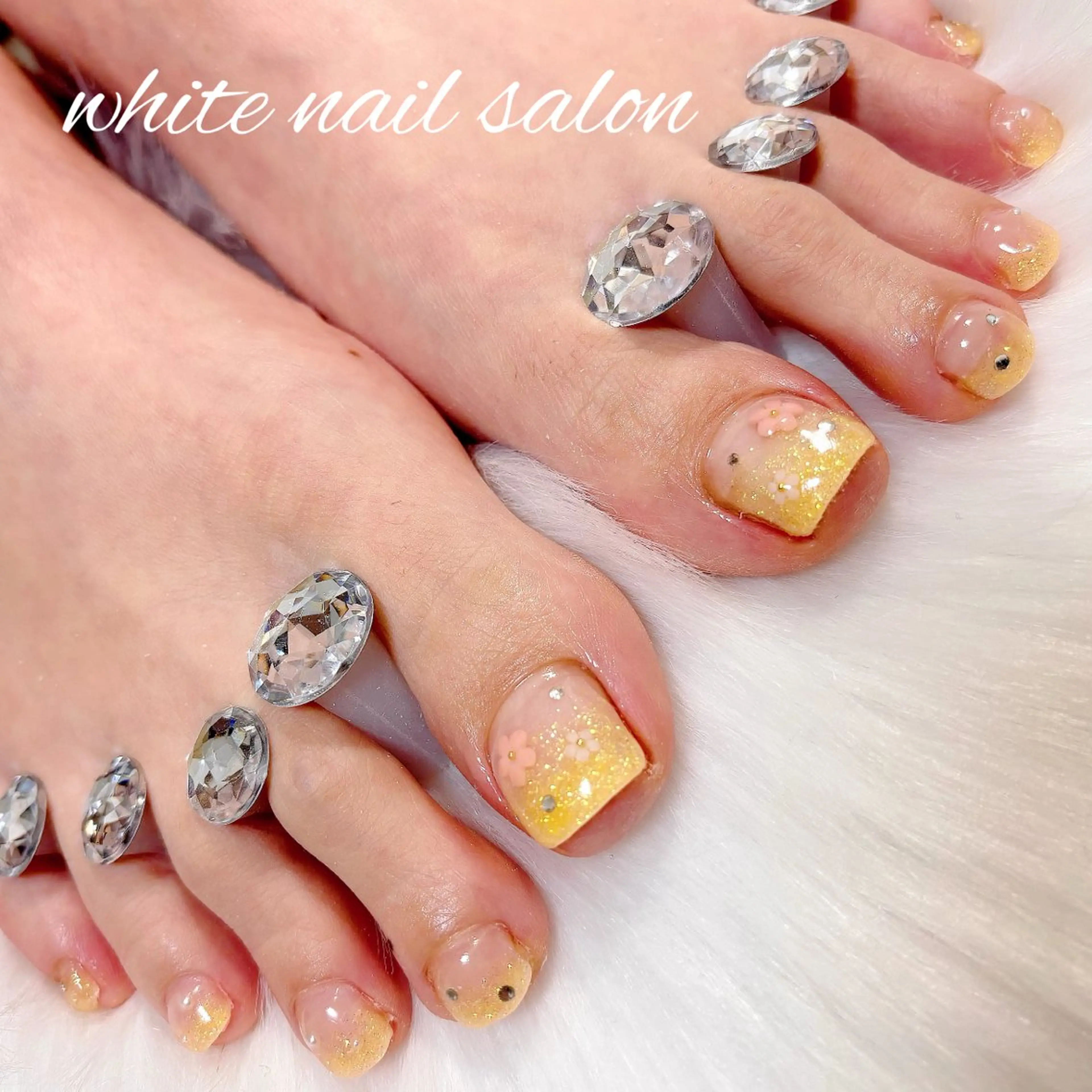 ネイル フットネイル ラメ(グリッター) フットネイル white nail salonのネイルデザイン