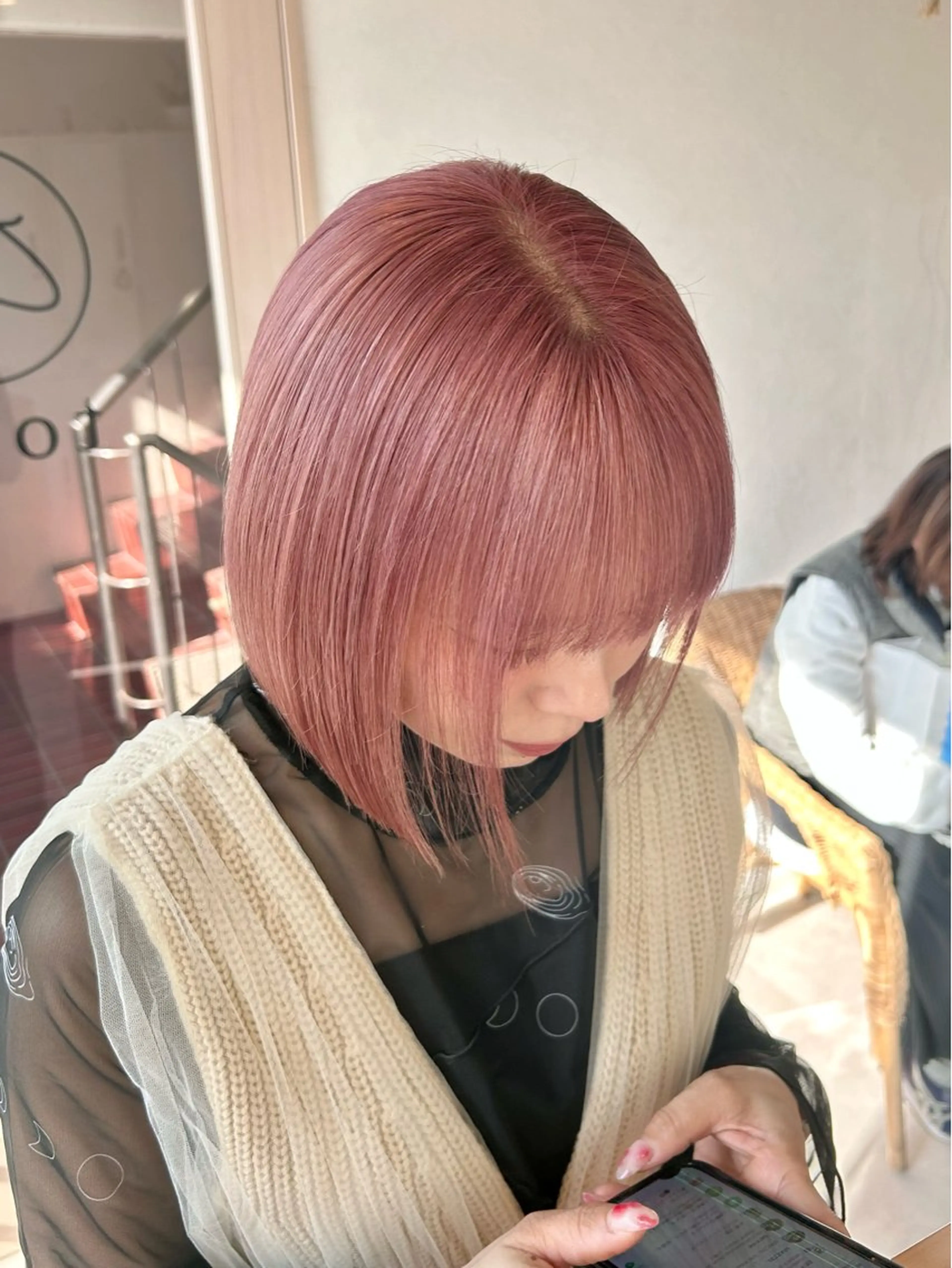 ミディアム カラー ベージュカラー ピンクカラー ピンクベージュ カット ヘアカラー トリートメント 艶カラー/レイヤー/ ハイトーン/まなみのヘアスタイル