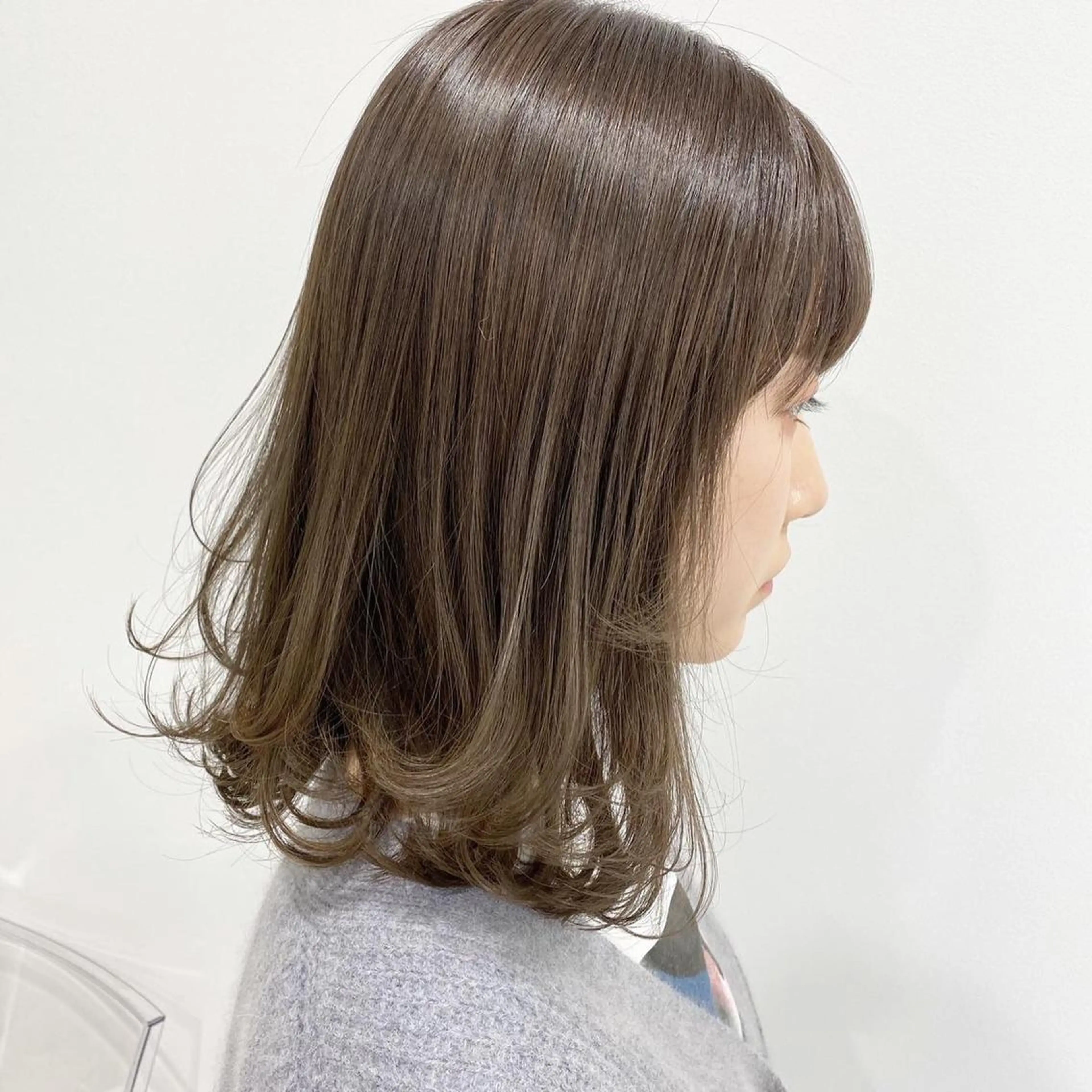 ミディアム カラー グレージュ レイヤーカット 透明感カラーのヘアスタイル