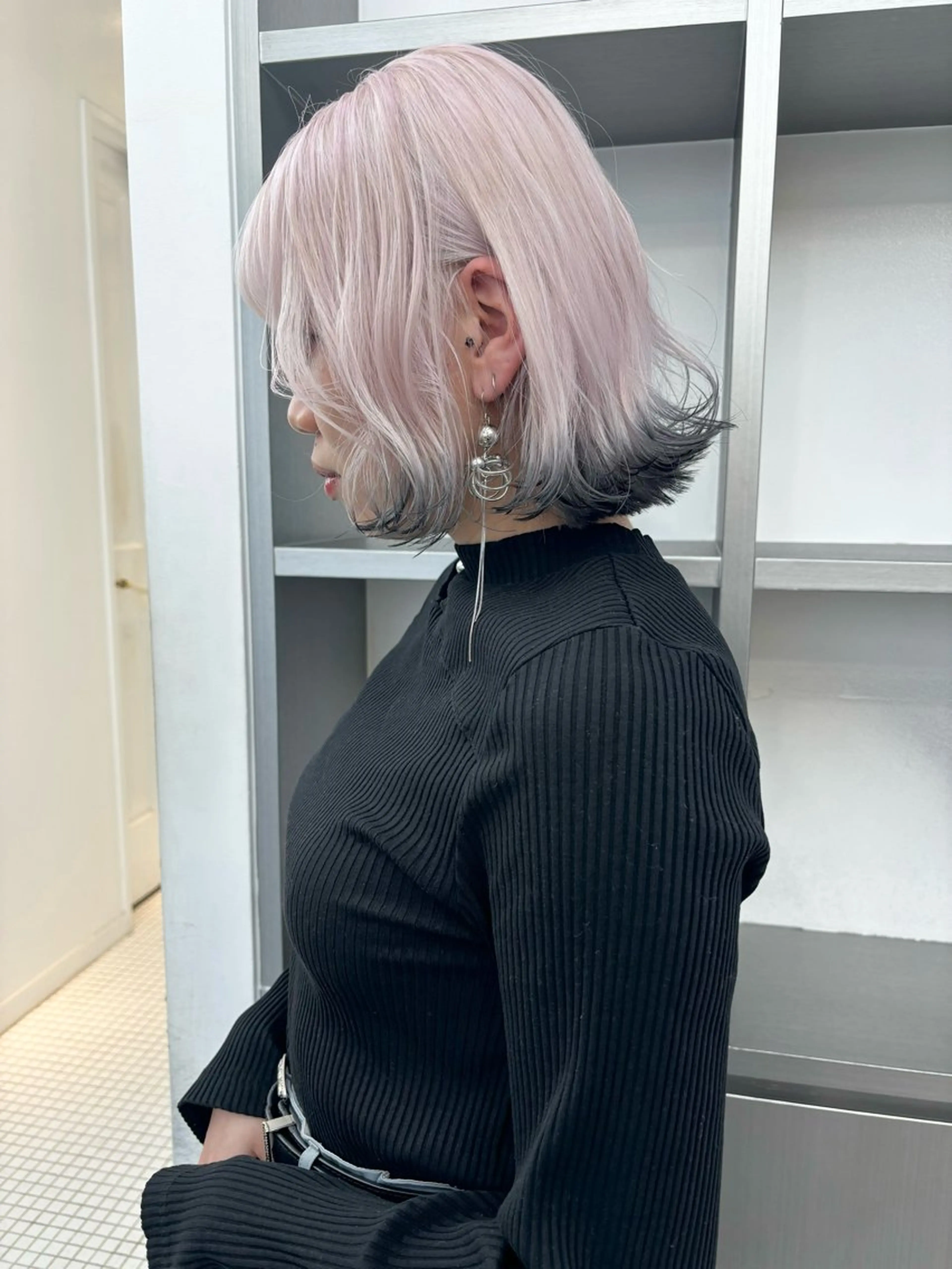 ショート カラー ヘアアレンジ 黒髪 デザインカラー ピンクカラー ホワイトピンク ヘアカラー トリートメント 🎨ハイトーン/ 切りっぱなし みつきのヘアスタイル