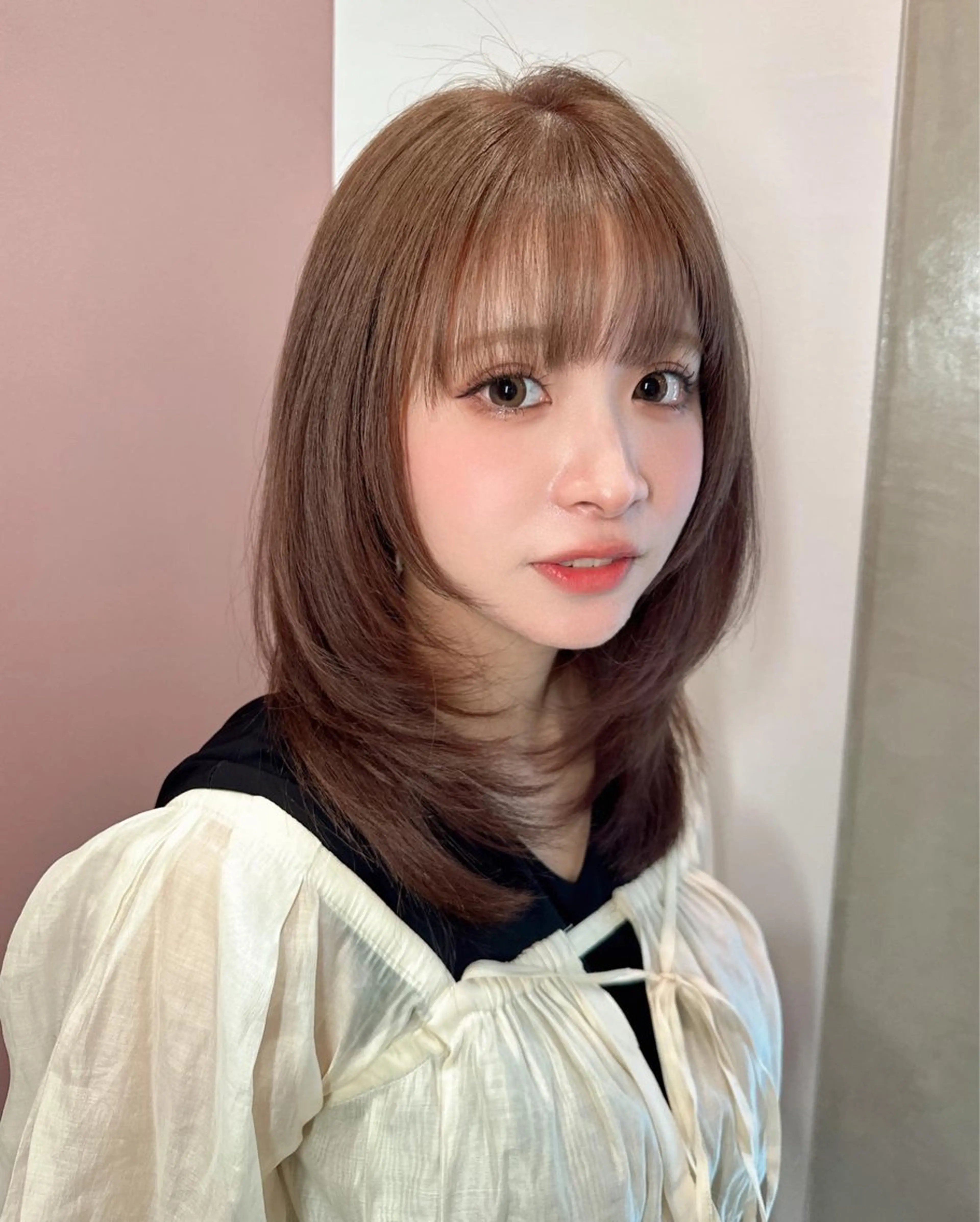 ミディアム カット ヘアカラー トリートメント レイヤーカット 透明感カラーのヘアスタイル