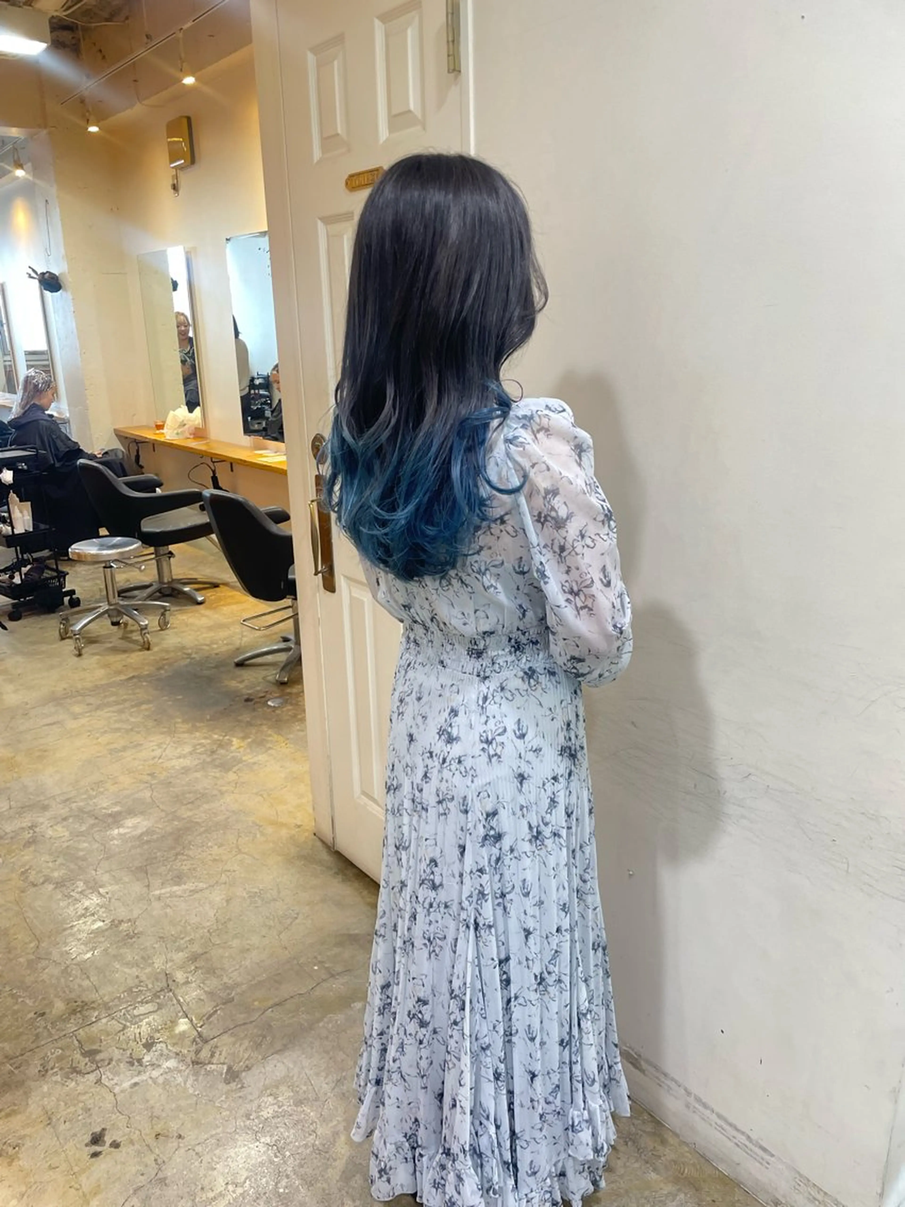 ロング カラー ブルーカラー グラデーションカラー ヘアカラー トリートメント MIOベージュカラー 柔らかいカラーのヘアスタイル