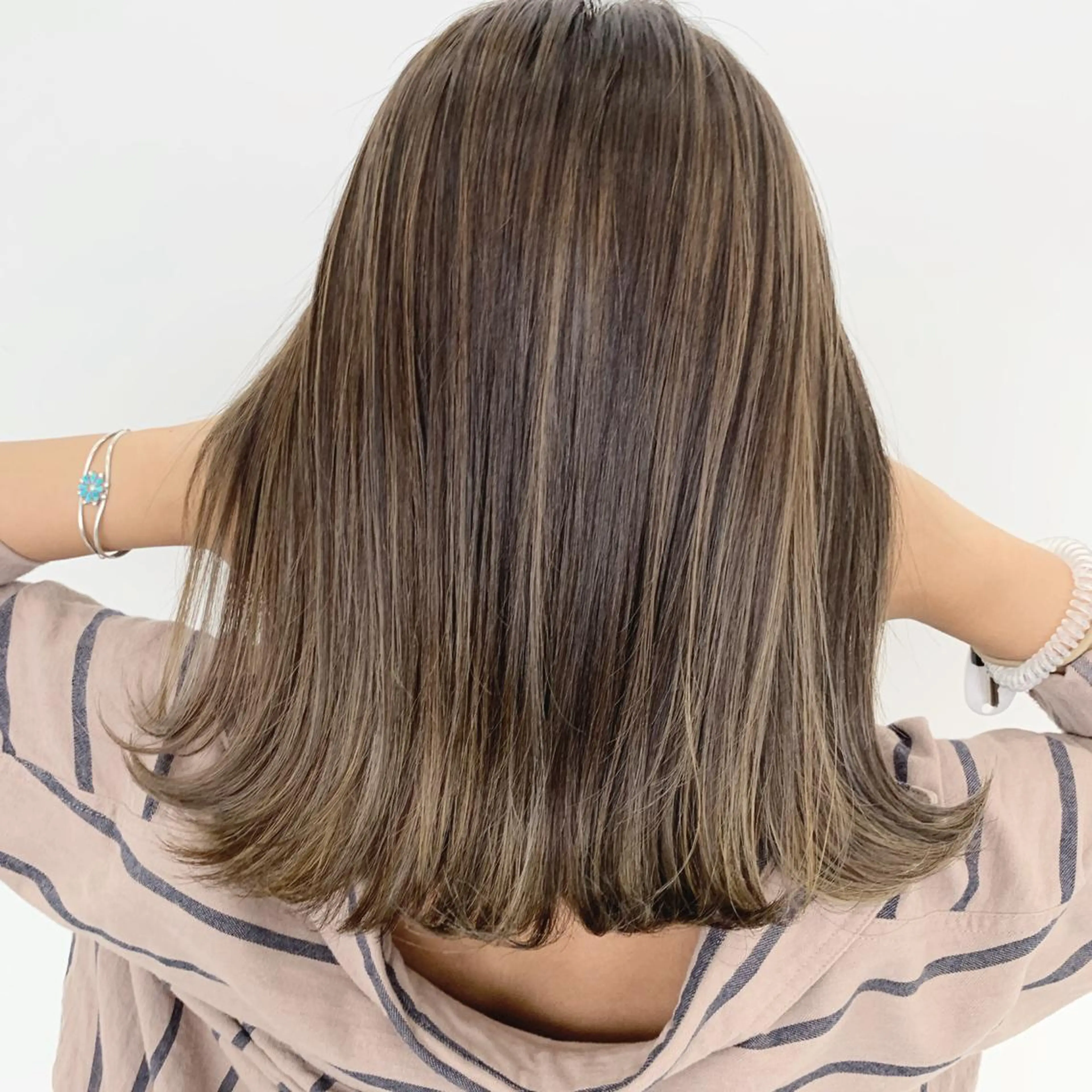 ミディアム ハイライト 山田 絵里菜のヘアスタイル