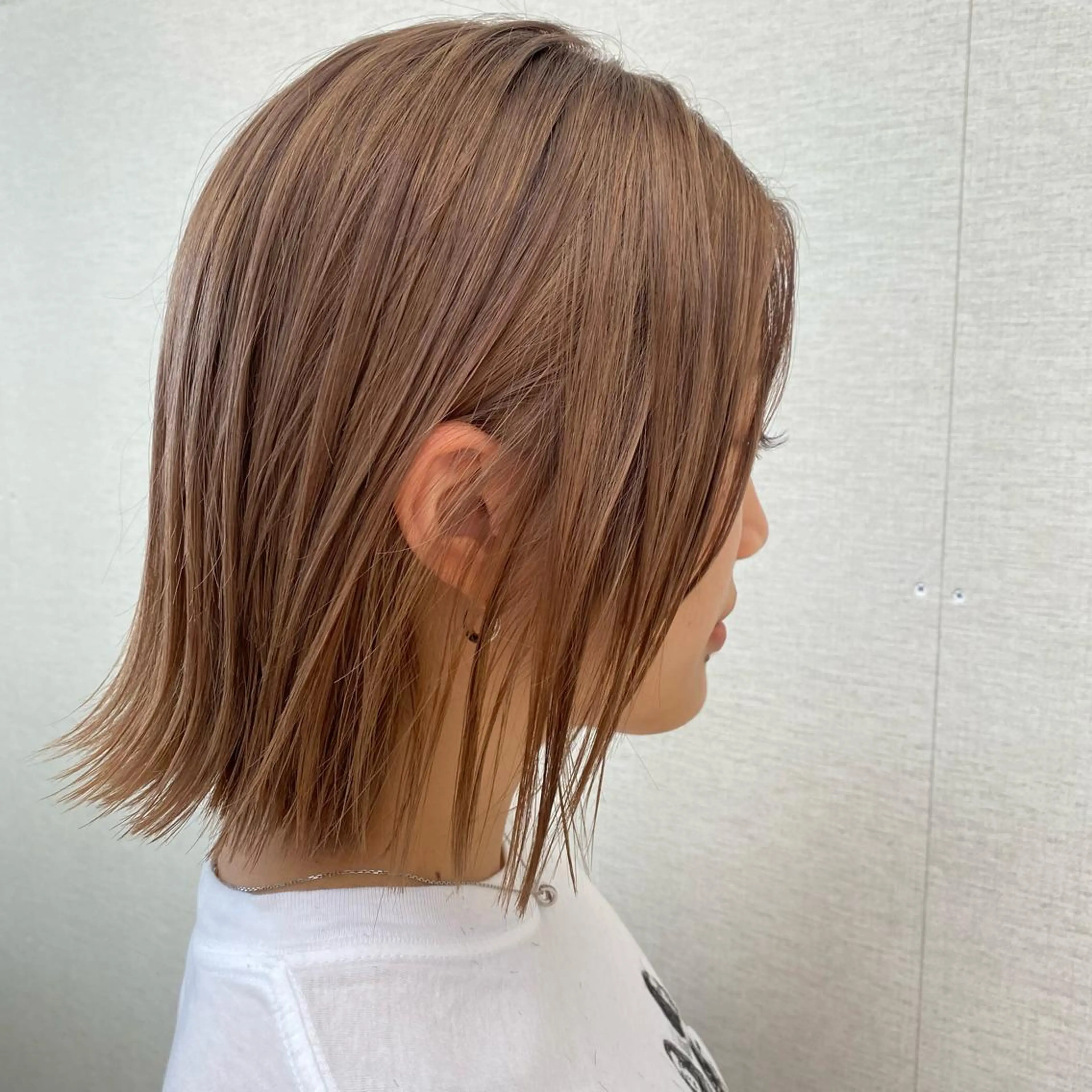 ミディアム カラー ベージュカラー ハイトーンカラー ハイトーンベージュ 佐藤 彩香のヘアスタイル