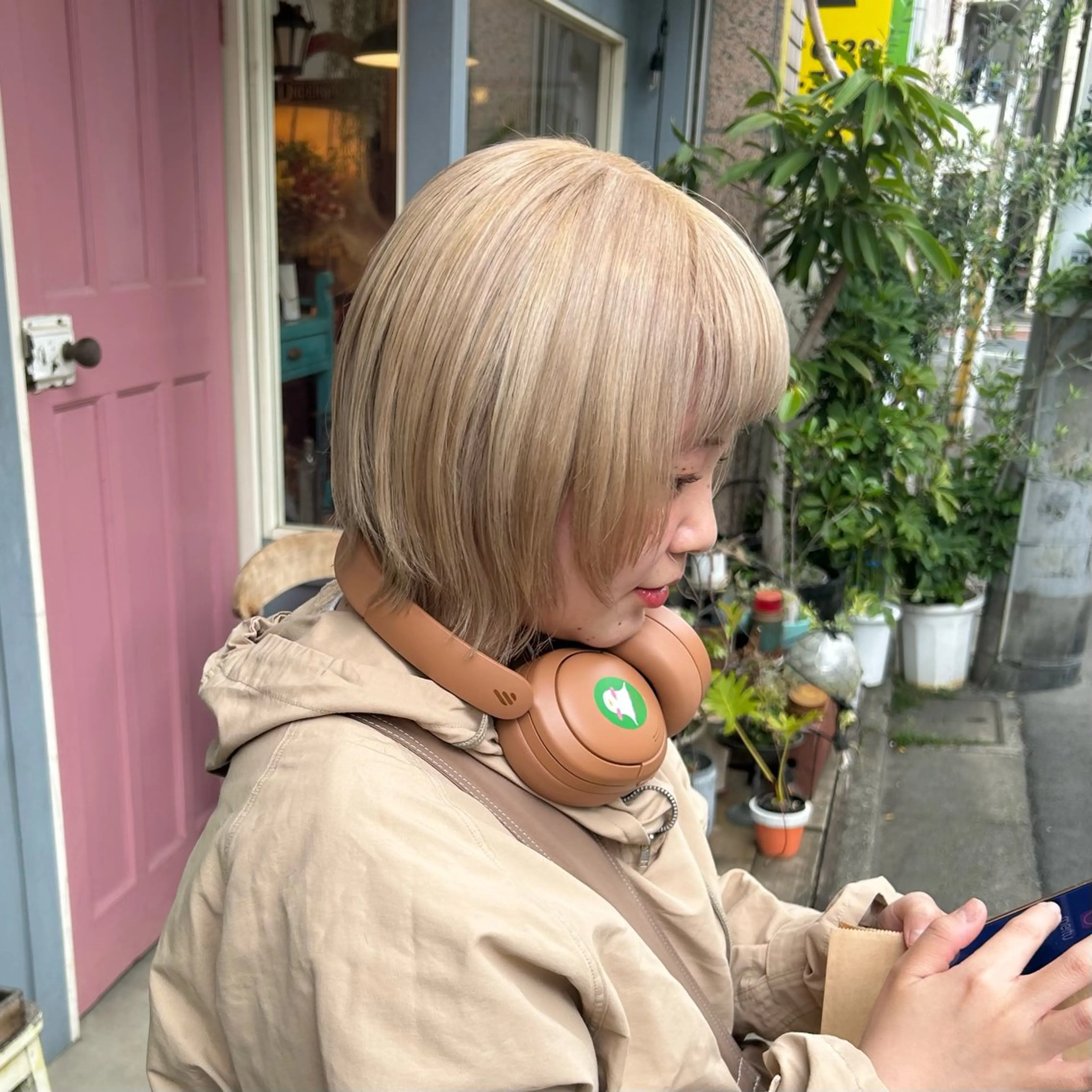 ショート カラー ベージュカラー ブリーチ ブロンド ミルクティーベージュ ヘアカラー BRITS 渡辺 菜々子のヘアスタイル