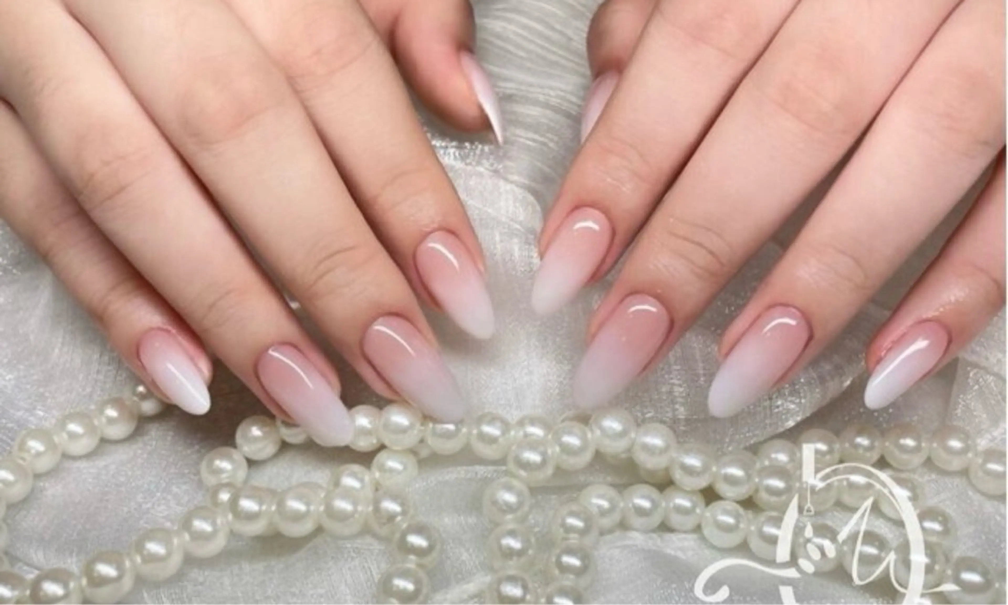 ネイル オーロラネイル カジュアル 長さ出し フレンチネイル ジェルネイル ハンドネイル Flora 🌟のネイルデザイン