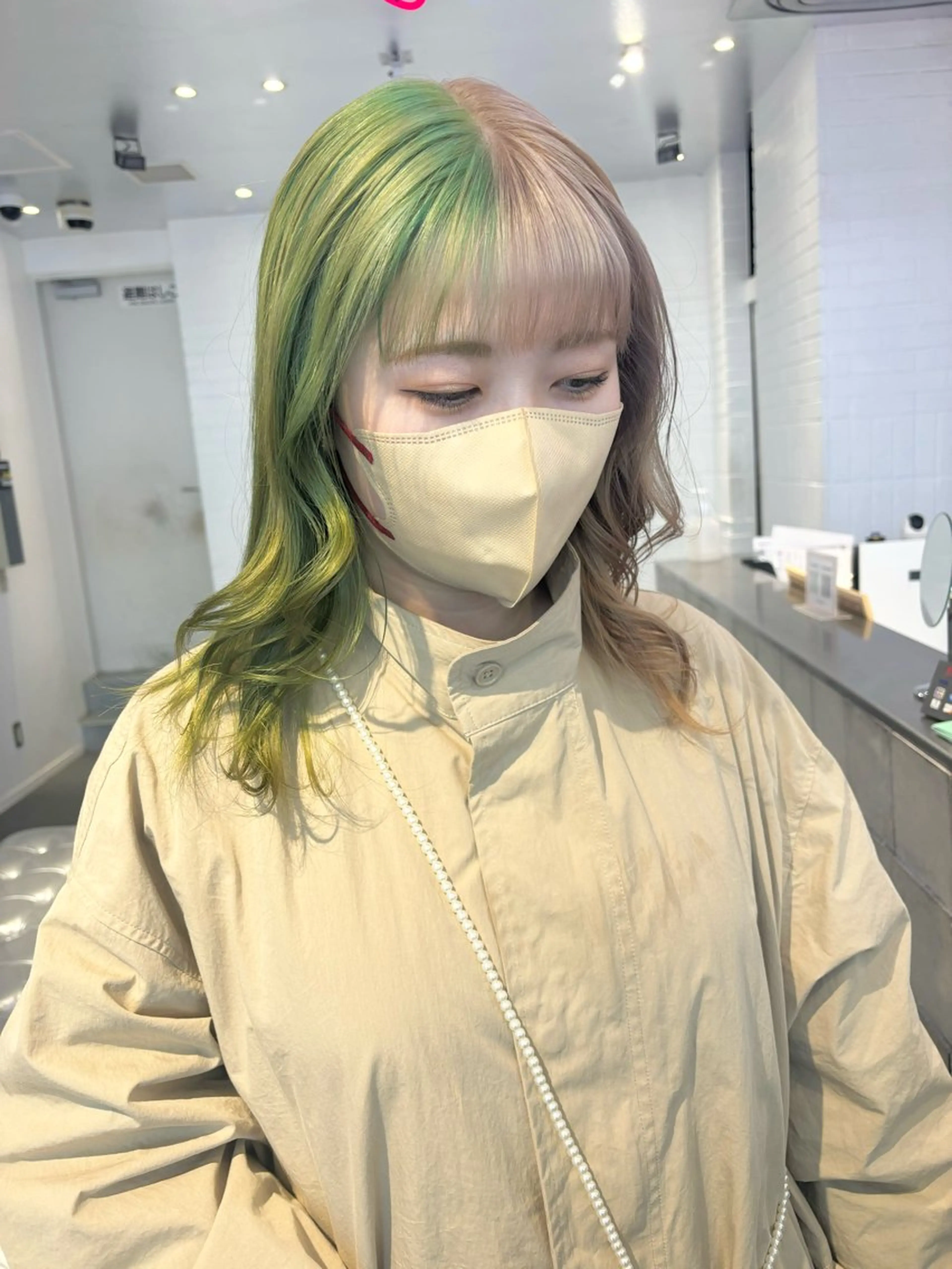 セミロング カラー メンズ ベージュカラー デザインカラー ツートーンカラー ホワイトベージュ ヘアカラー 🎨ハイトーン/ 切りっぱなし みつきのヘアスタイル