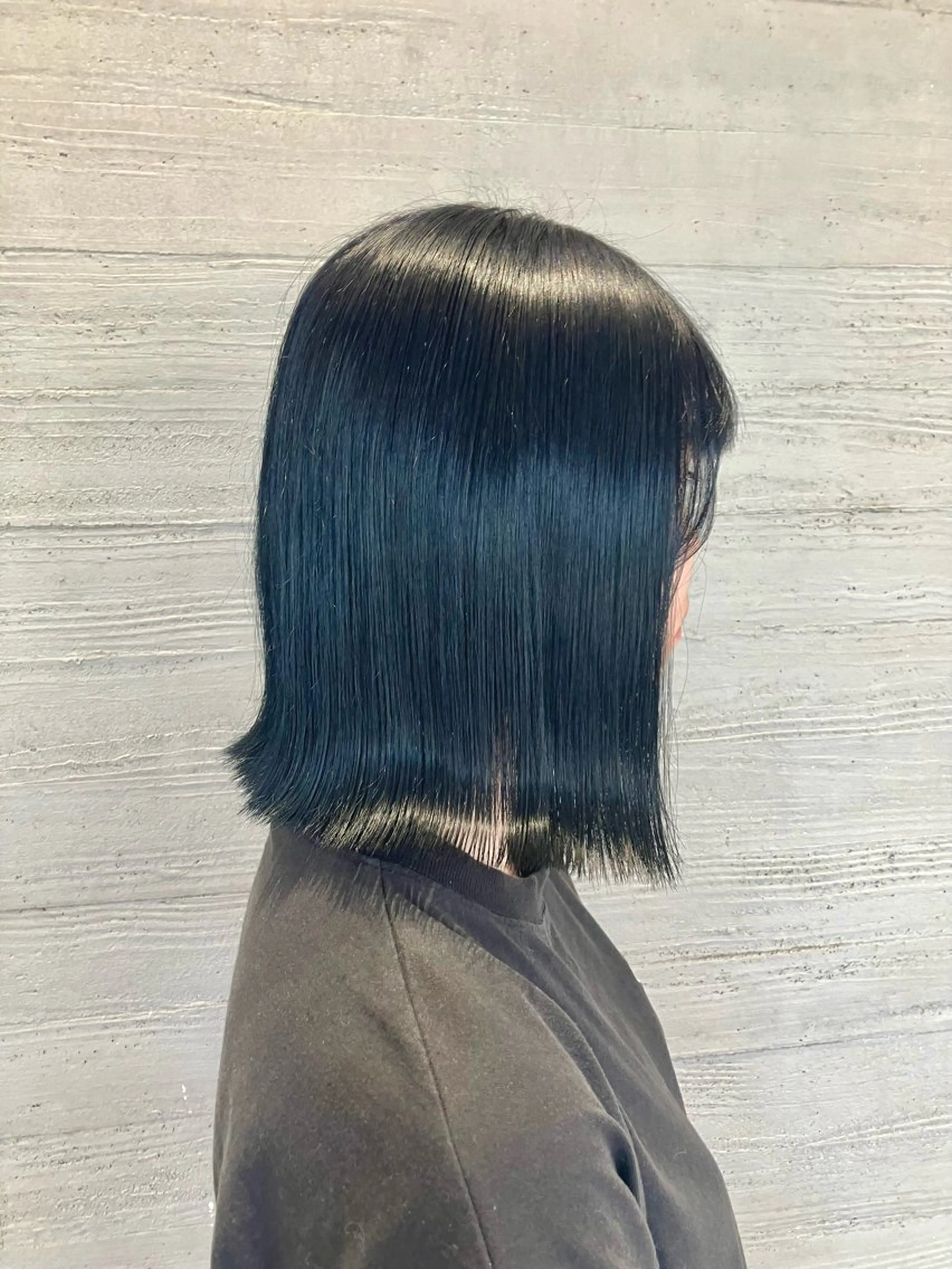 ミディアム カラー ブリーチ ブルーカラー ネイビーカラー サキ🤍ハイトーン 🩰くびれ巻きヘアのヘアスタイル