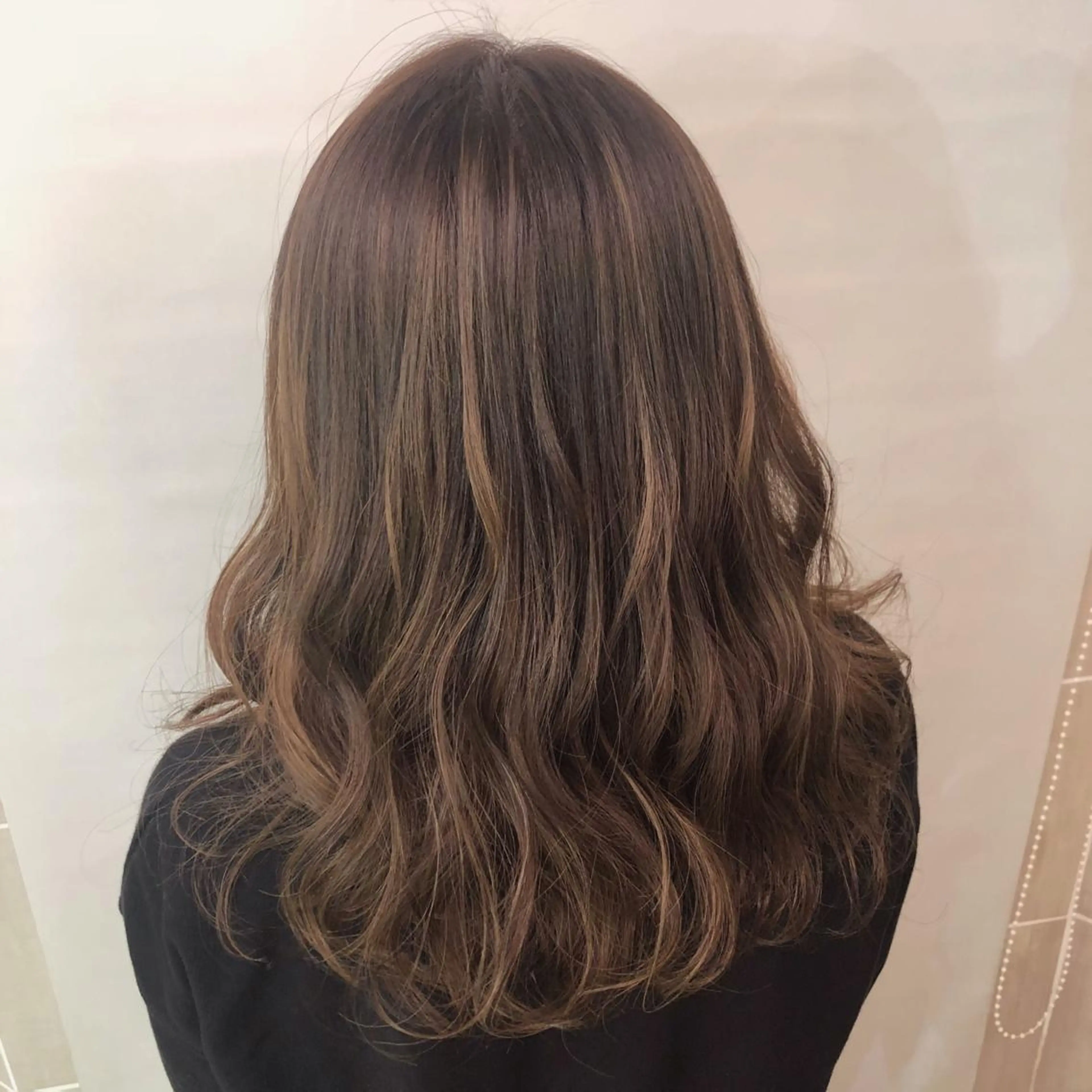 セミロング ハイライト SNSで大バズり‼️ 欧米風ヘア大ヒット中のヘアスタイル