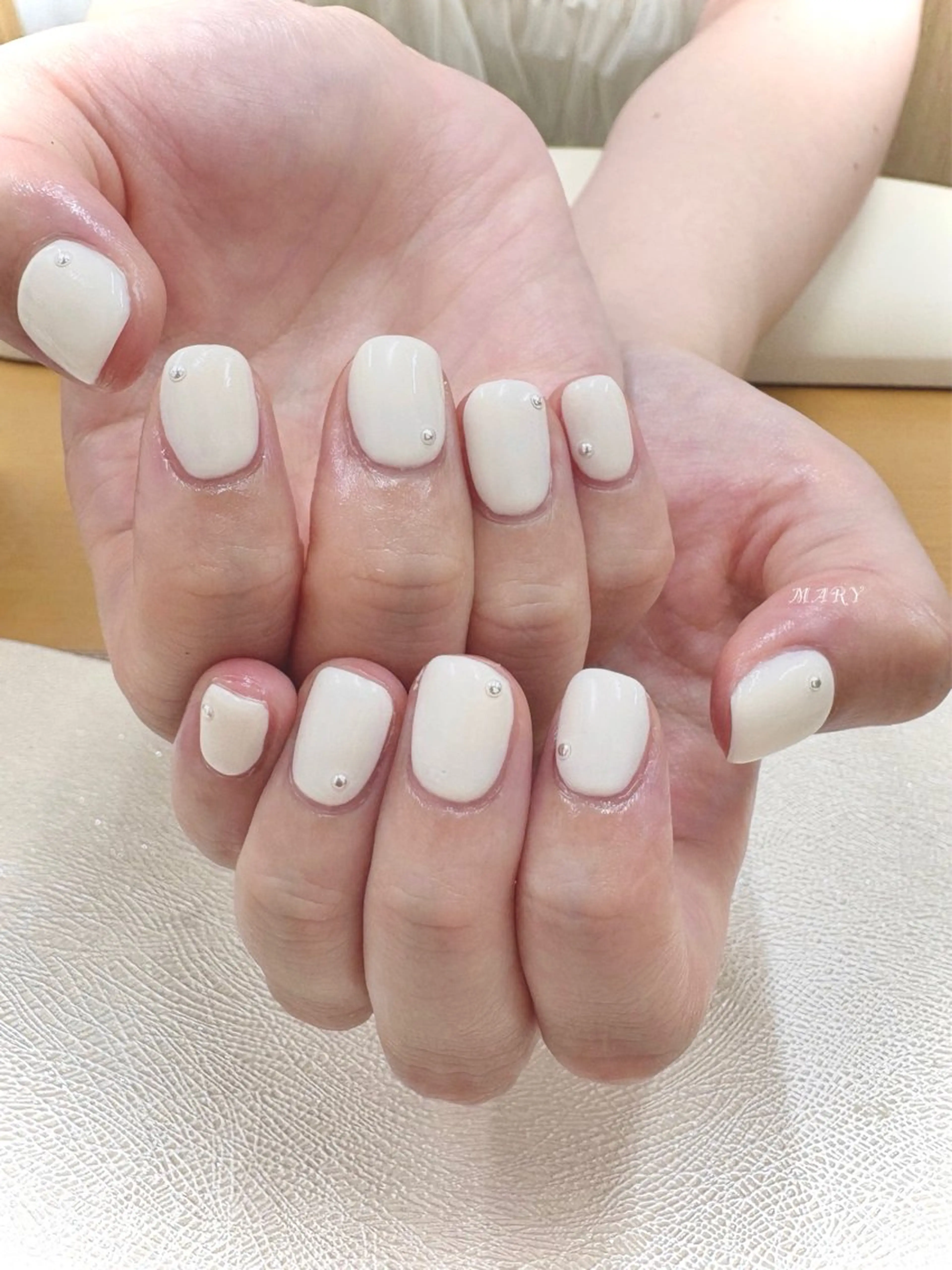 ネイル ニュアンスネイル ワンカラーネイル シンプルネイル ホワイト ハンドネイル Mary nail所属・Mary nail .narumiのネイルデザイン