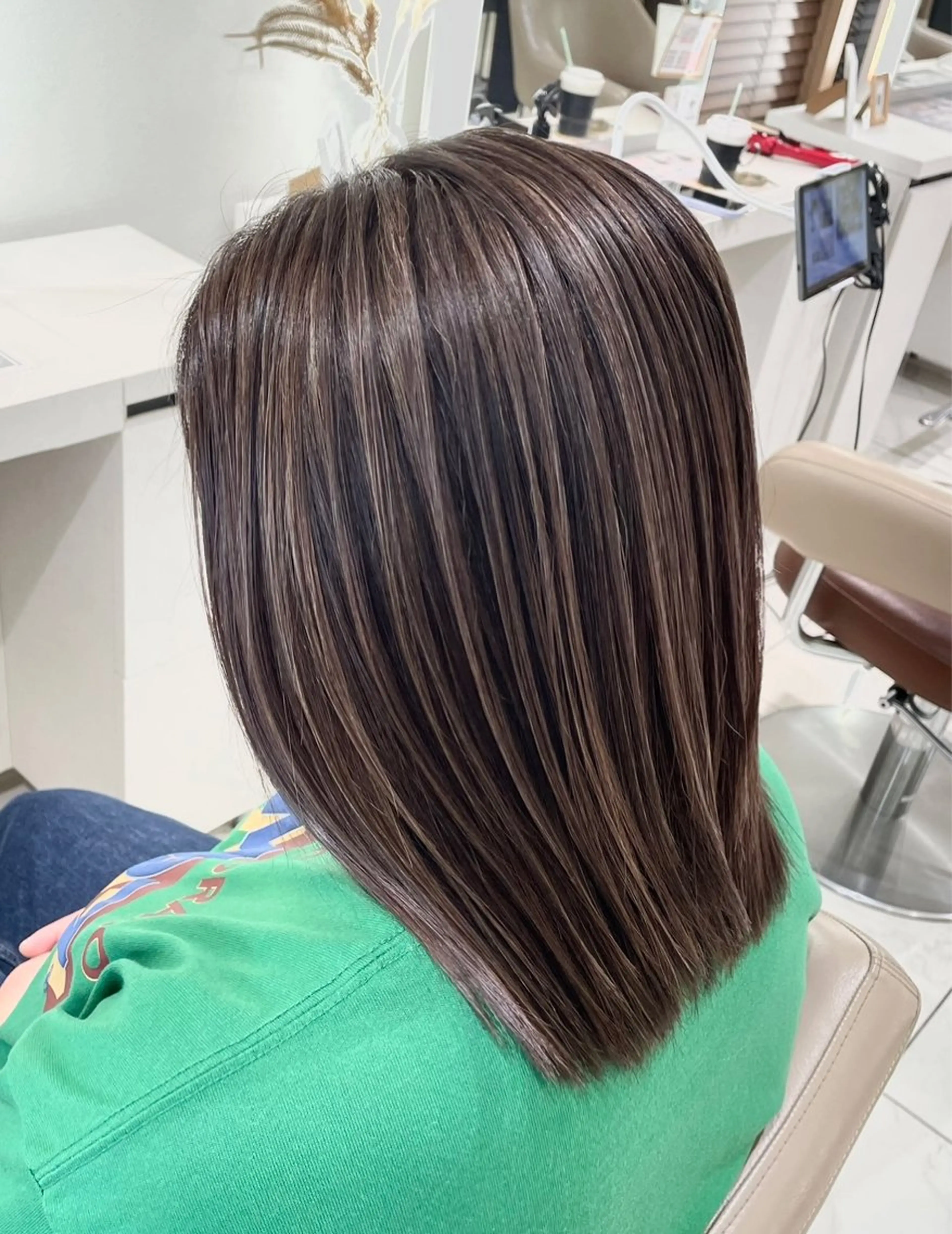 ミディアム カラー ハイライトカラー ハイライト カット ヘアカラー 清藤綾/脱白髪染め 白髪ぼかしハイライトのヘアスタイル