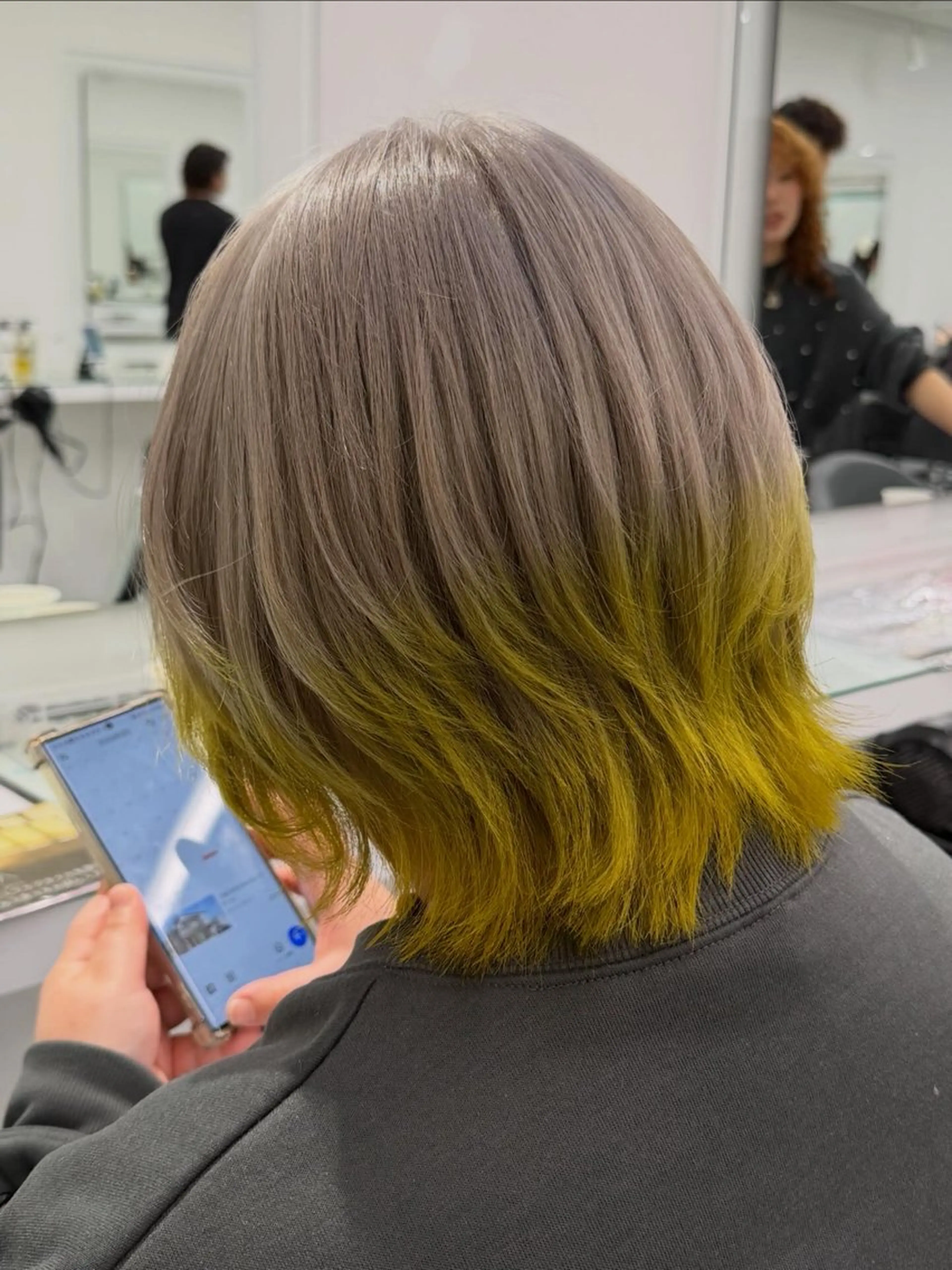 セミロング カラー ヘアアレンジ ヘアカラー トリートメント 🌈くれは🎨デザイ ン🌟ダメージレスのヘアスタイル